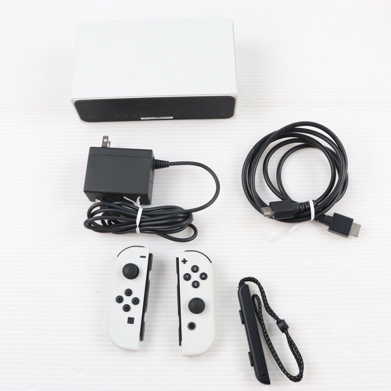 【中古即納】[Switch] (本体) Nintendo Switch(ニンテンドースイッチ) 有機ELモデル Joy-Con(L)/(R) ホワイト 任天堂(HEG-S-KAAAA)(20211008)