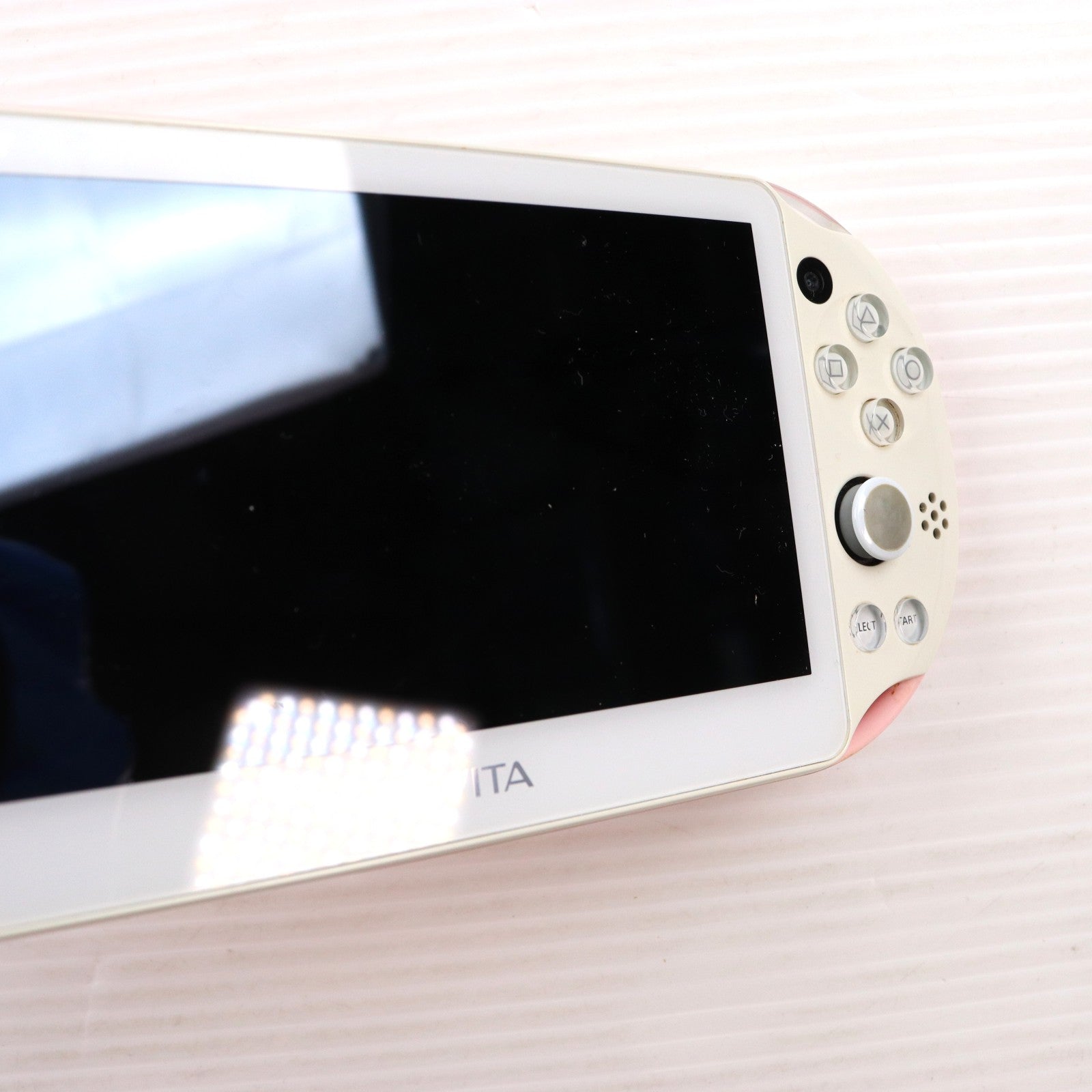 【中古即納】[PSVita] (本体) PlayStation Vita(プレイステーション ヴィータ) Wi-Fiモデル ライトピンク/ホワイト SCE(PCH-2000ZA19)(20141113)