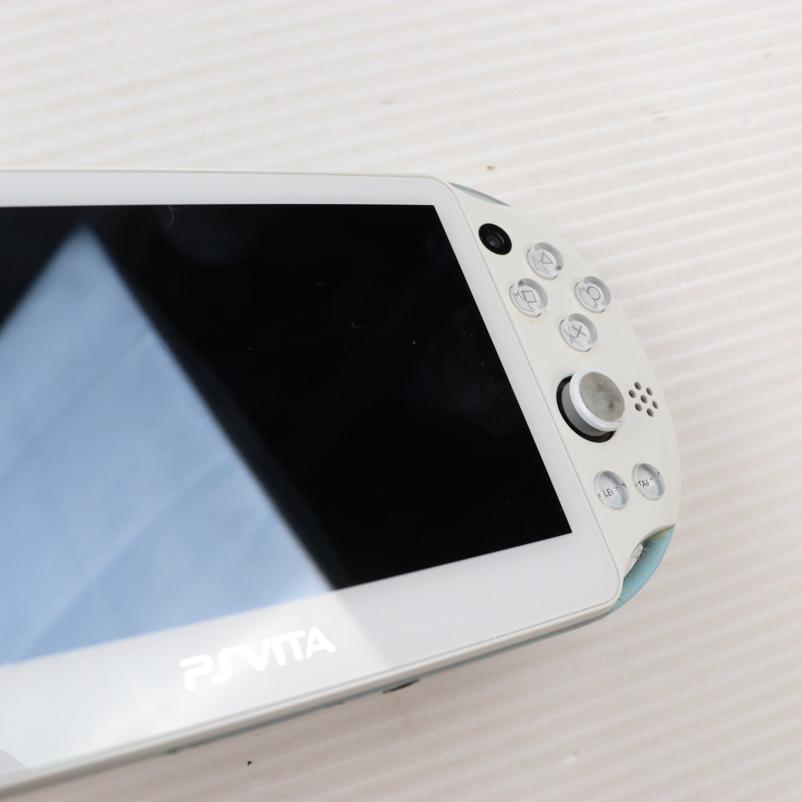 【中古即納】[PSVita] (本体) PlayStation Vita(プレイステーション ヴィータ) Wi-Fiモデル ライトブルー/ホワイト SCE(PCH-2000ZA14)(20131010)