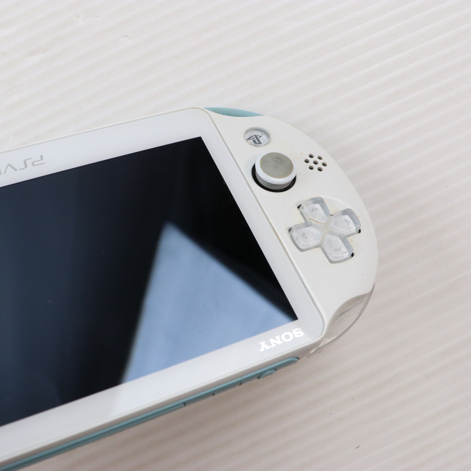 【中古即納】[PSVita] (本体) PlayStation Vita(プレイステーション ヴィータ) Wi-Fiモデル ライトブルー/ホワイト SCE(PCH-2000ZA14)(20131010)