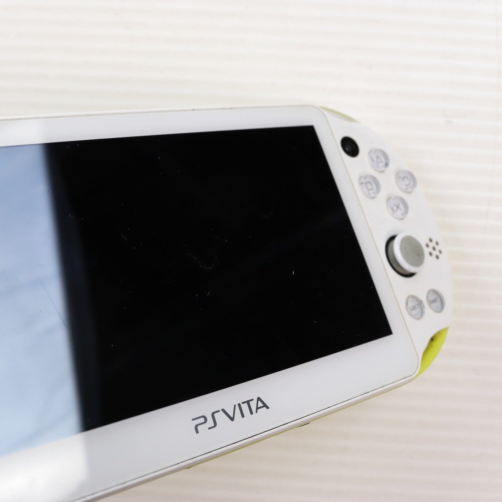 【中古即納】[PSVita] (本体) PlayStation Vita(プレイステーション ヴィータ) Wi-Fiモデル ライムグリーン/ホワイト SCE(PCH-2000ZA13)(20131010)