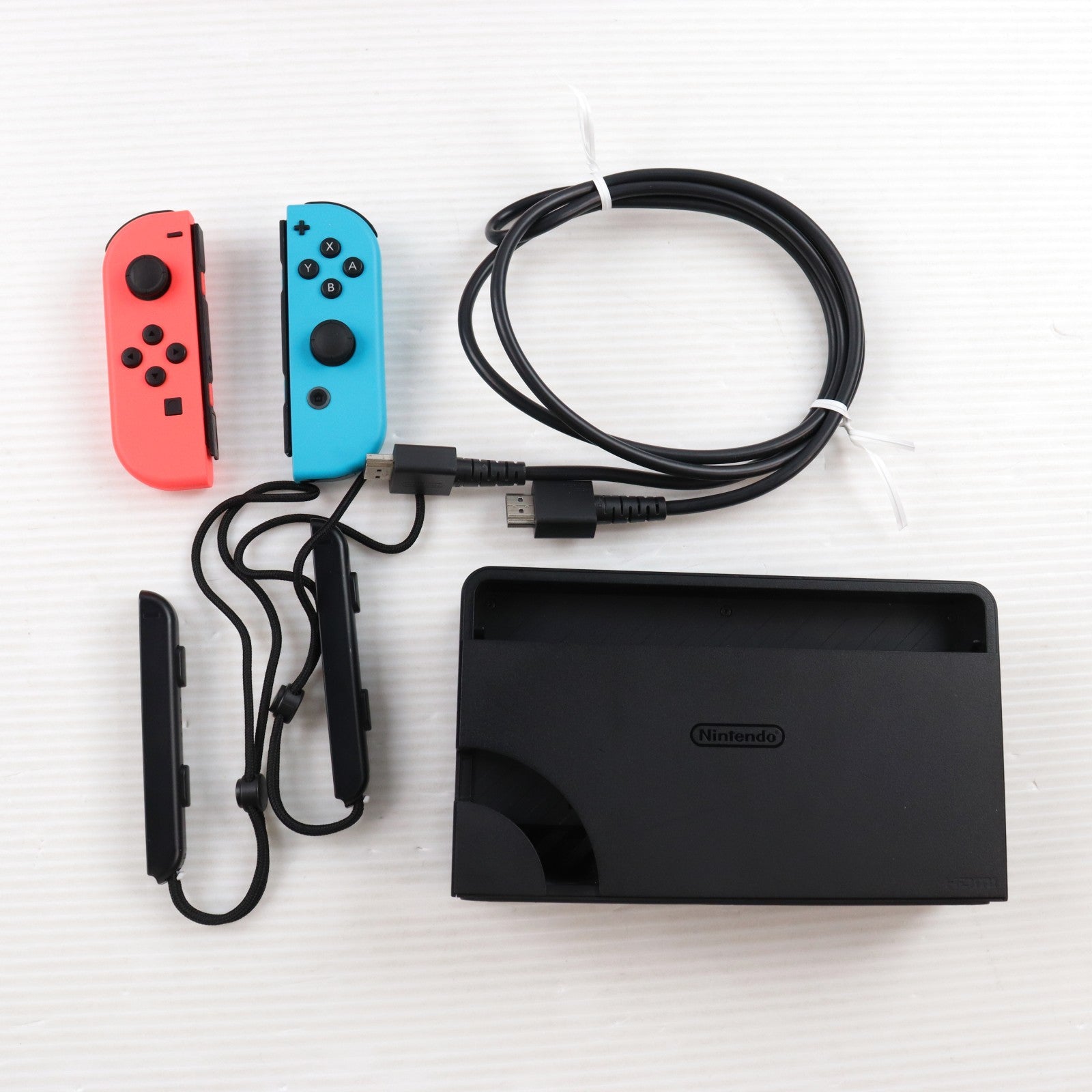 【中古即納】[Switch] (本体) Nintendo Switch(有機ELモデル)(ニンテンドースイッチ 有機ELモデル) カスタマイズ Joy-Con(L) ネオンレッド/(R) ネオンブルー Joy-Conストラップ ブラック 任天堂(HEG-S-KAYAA)(20211008)