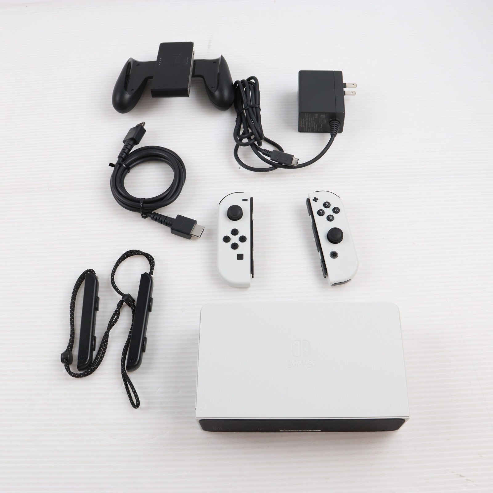 【中古即納】[Switch] (本体) Nintendo Switch(ニンテンドースイッチ) 有機ELモデル Joy-Con(L)/(R) ホワイト 任天堂(HEG-S-KAAAA)(20211008)