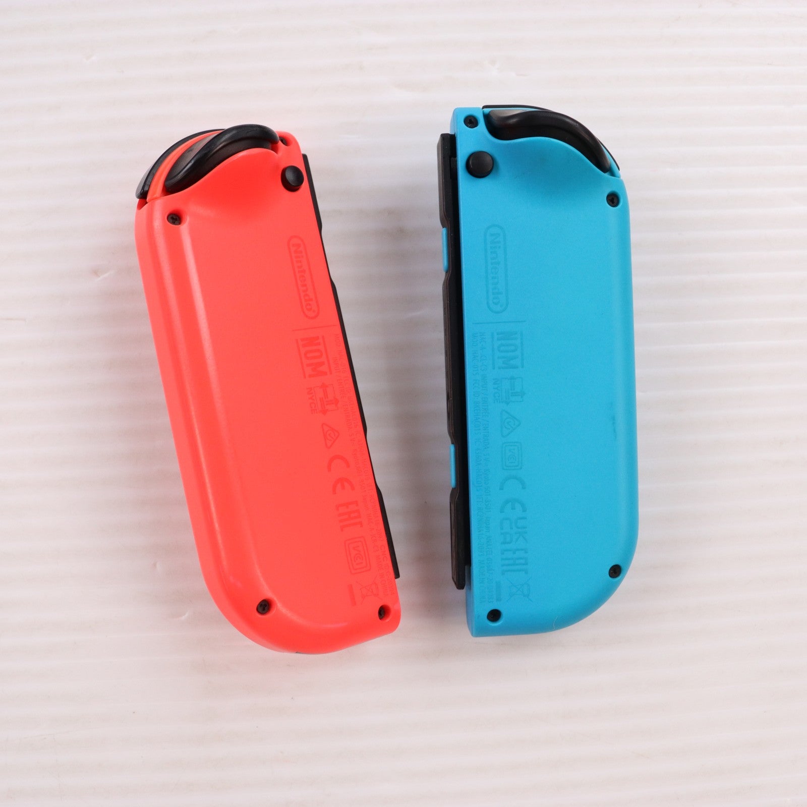 【中古即納】[Switch] (本体) Nintendo Switch(ニンテンドースイッチ) Joy-Con(L) ネオンブルー/R ネオンレッド 任天堂(HAC-S-KABAA)(20170303)