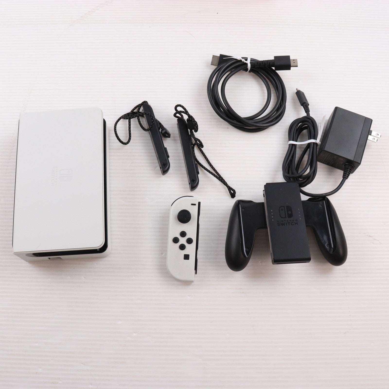 【中古即納】[Switch] (本体) Nintendo Switch(ニンテンドースイッチ) 有機ELモデル Joy-Con(L)/(R) ホワイト 任天堂(HEG-S-KAAAA)(20211008)