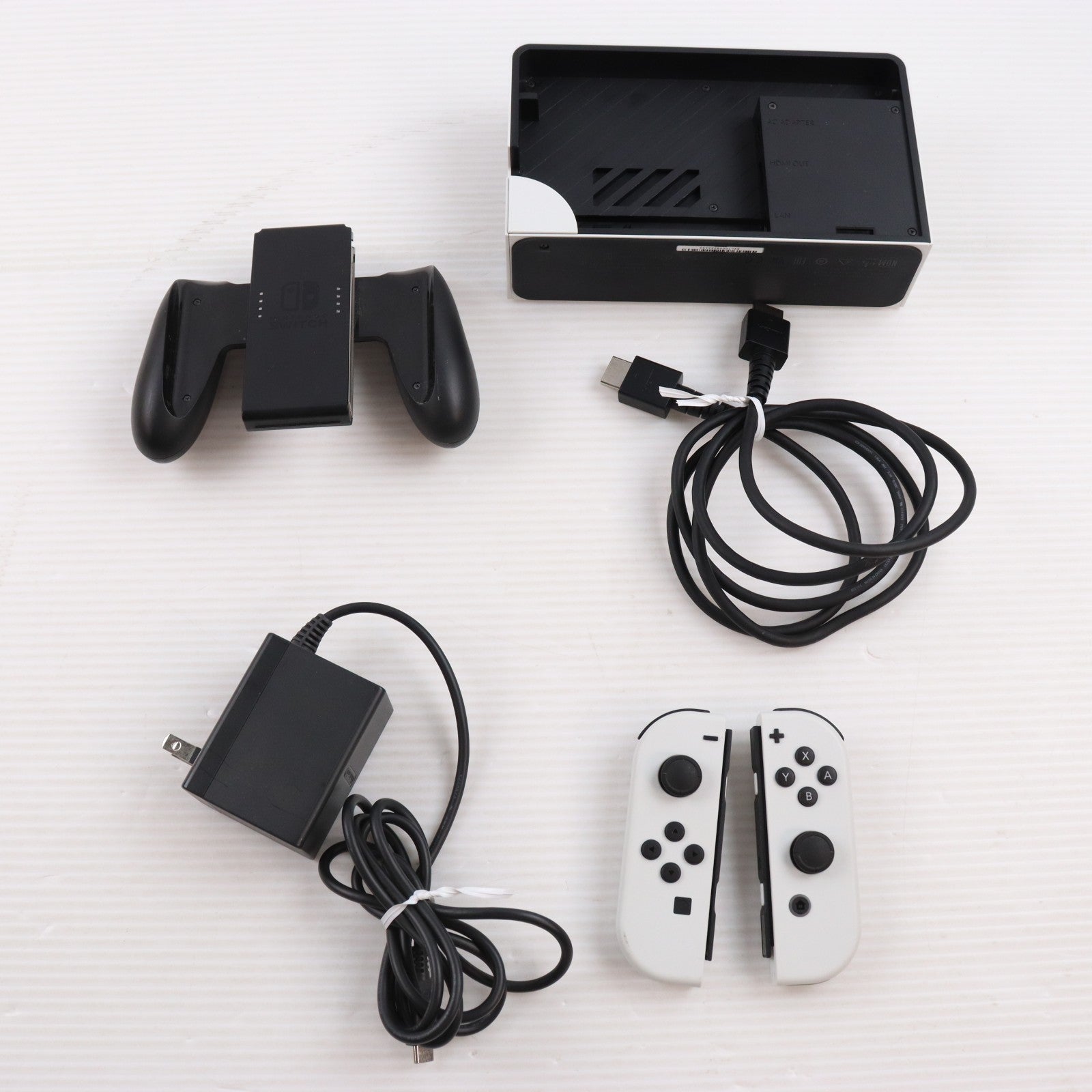 【中古即納】[Switch] (本体) Nintendo Switch(ニンテンドースイッチ) 有機ELモデル Joy-Con(L)/(R) ホワイト 任天堂(HEG-S-KAAAA)(20211008)