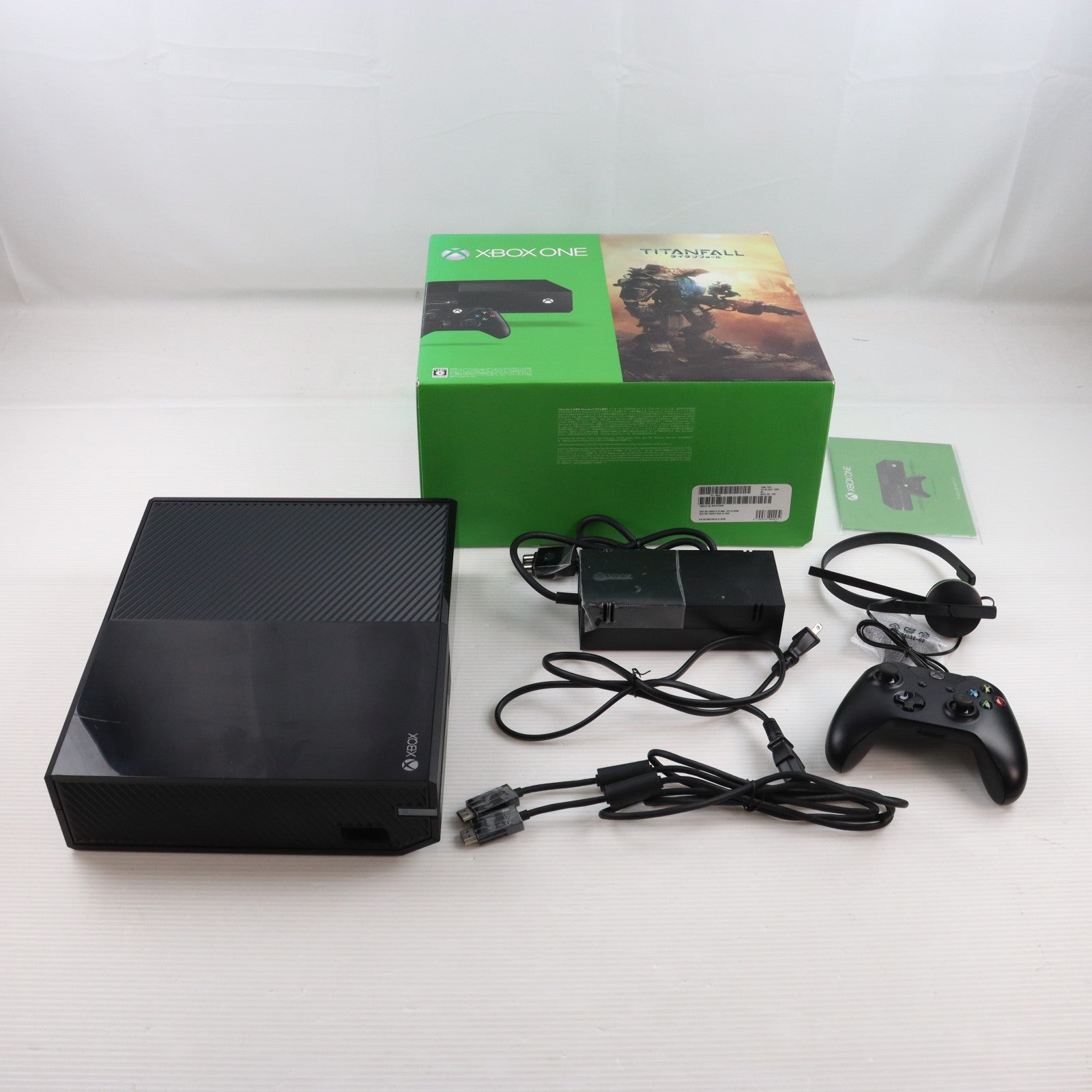 【中古即納】[XboxOne] (本体) Xbox One(タイタンフォール同梱版) 日本マイクロソフト(5C7-00034)(20140904)