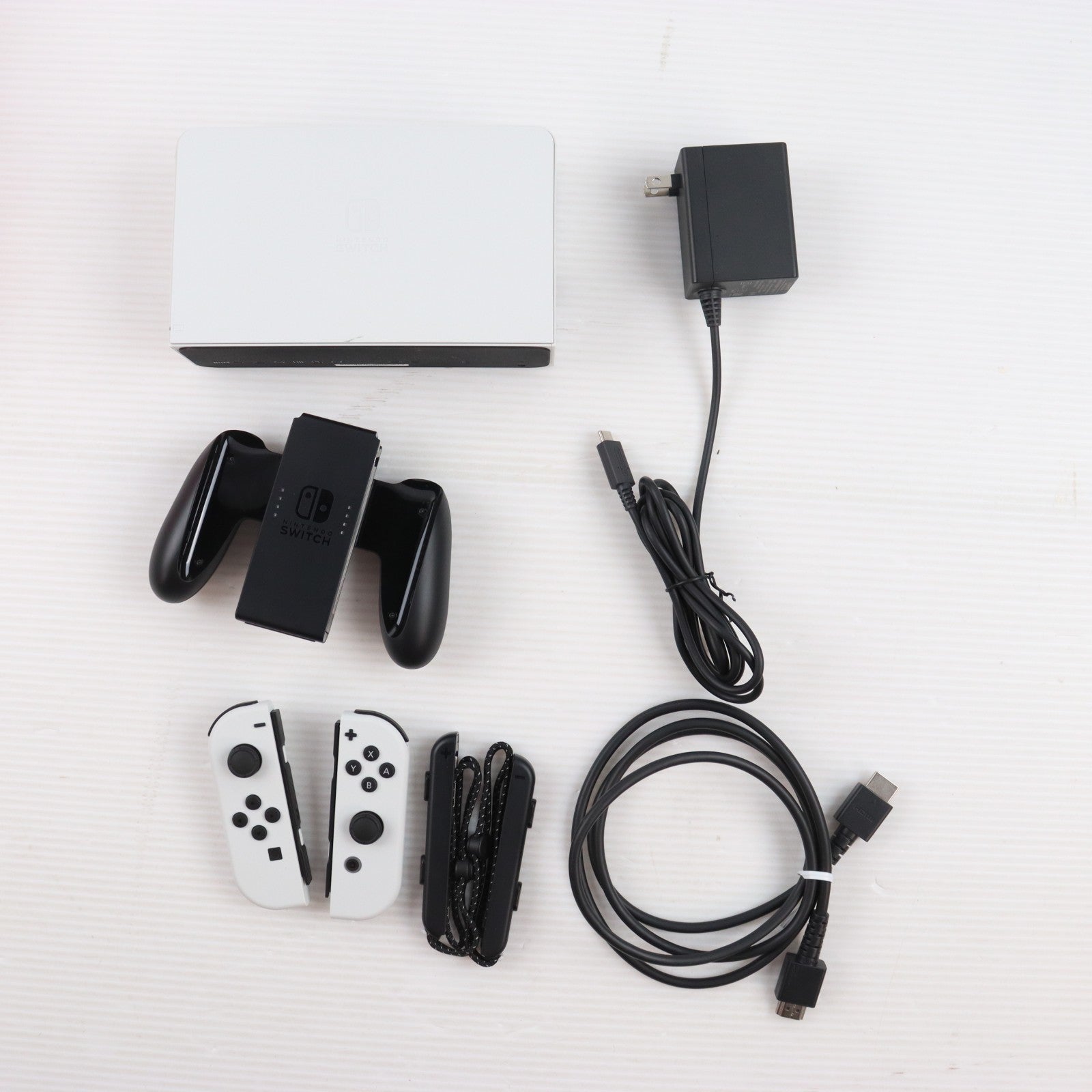 【中古即納】[Switch] (本体) Nintendo Switch(ニンテンドースイッチ) 有機ELモデル Joy-Con(L)/(R) ホワイト 任天堂(HEG-S-KAAAA)(20211008)