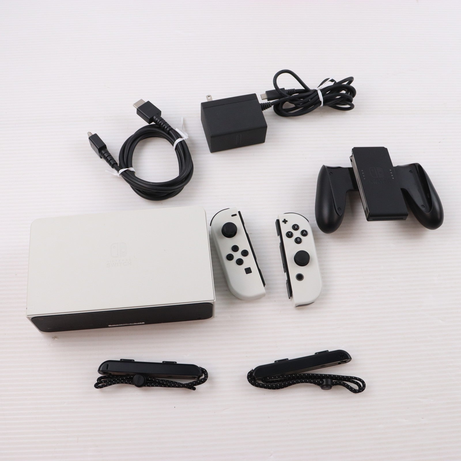 【中古即納】[Switch] (本体) Nintendo Switch(ニンテンドースイッチ) 有機ELモデル Joy-Con(L)/(R) ホワイト 任天堂(HEG-S-KAAAA)(20211008)