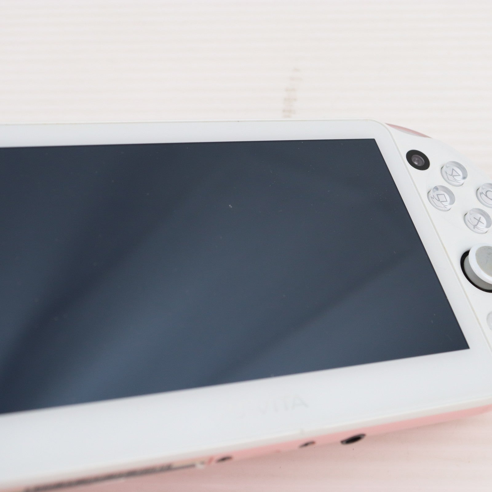 【中古即納】[PSVita] (本体) PlayStation Vita(プレイステーション ヴィータ) Wi-Fiモデル ライトピンク/ホワイト SCE(PCH-2000ZA19)(20141113)