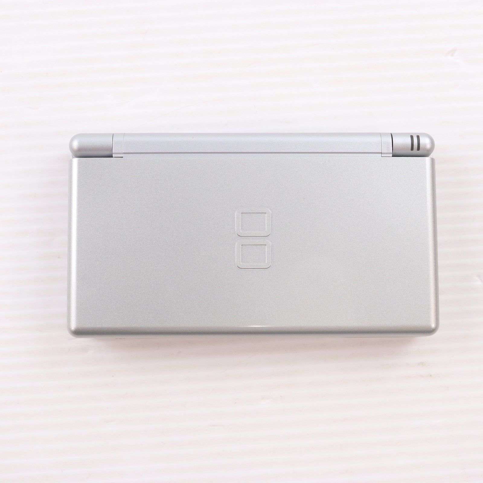 【中古即納】[NDS] (本体) ニンテンドーDS Lite(ライト) グロスシルバー 任天堂(USG-S-VA)(20070623)