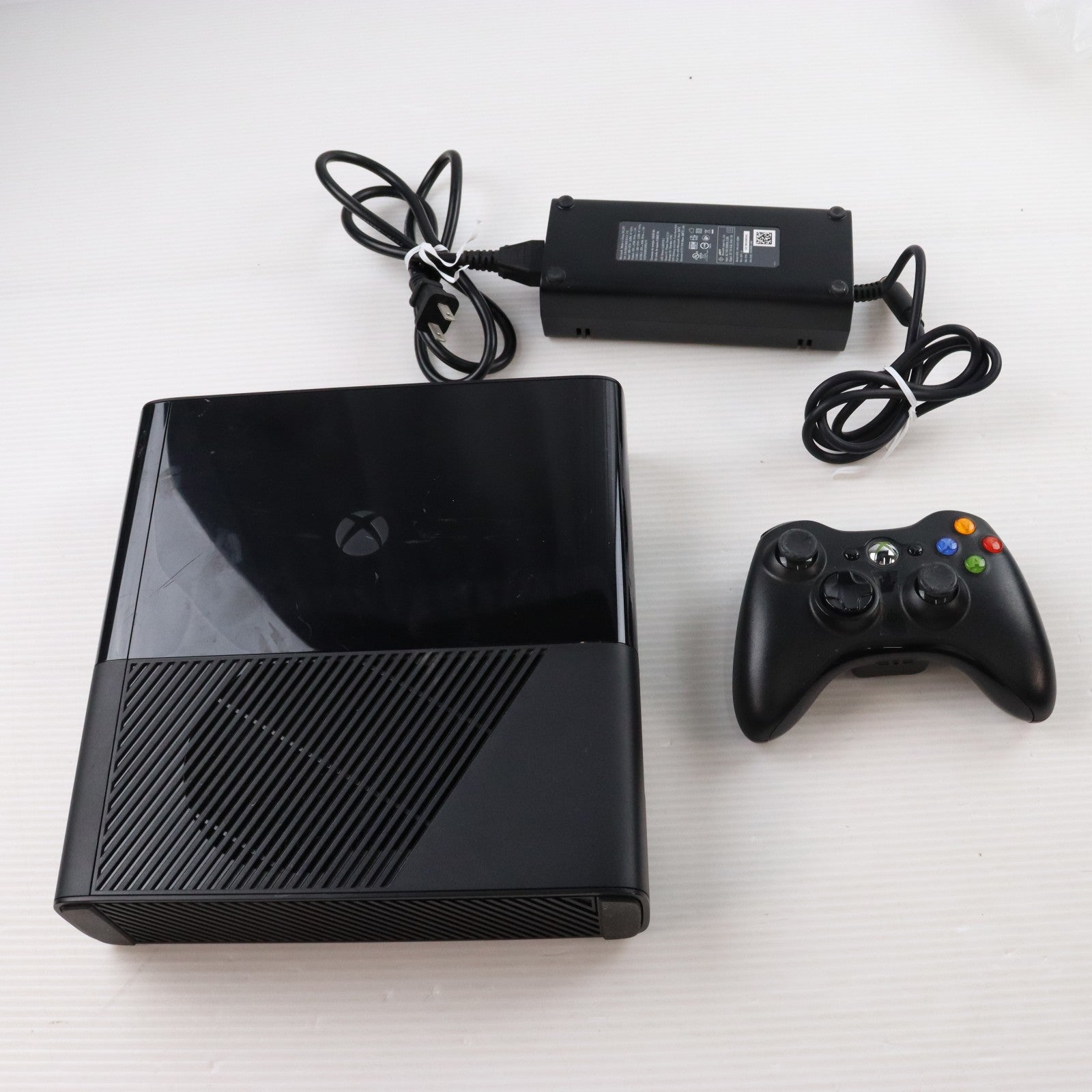 【中古即納】[Xbox360] (本体) Xbox 360 4GB Xbox360 S 4GB(リキッドブラック) マイクロソフト(1L9V-00016)(20130919)