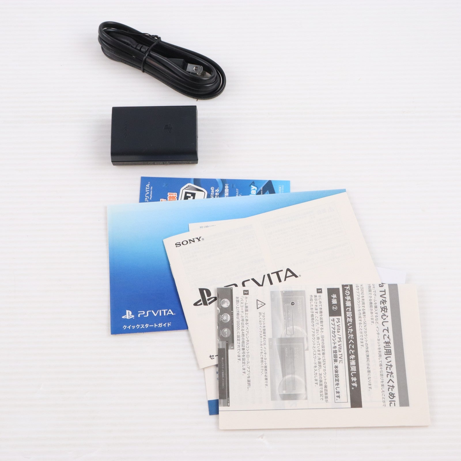 【中古即納】[PSVita] (本体) PlayStation Vita(プレイステーション ヴィータ) Wi-Fiモデル カーキ/ブラック SCE(PCH-2000ZA16)(20131010)