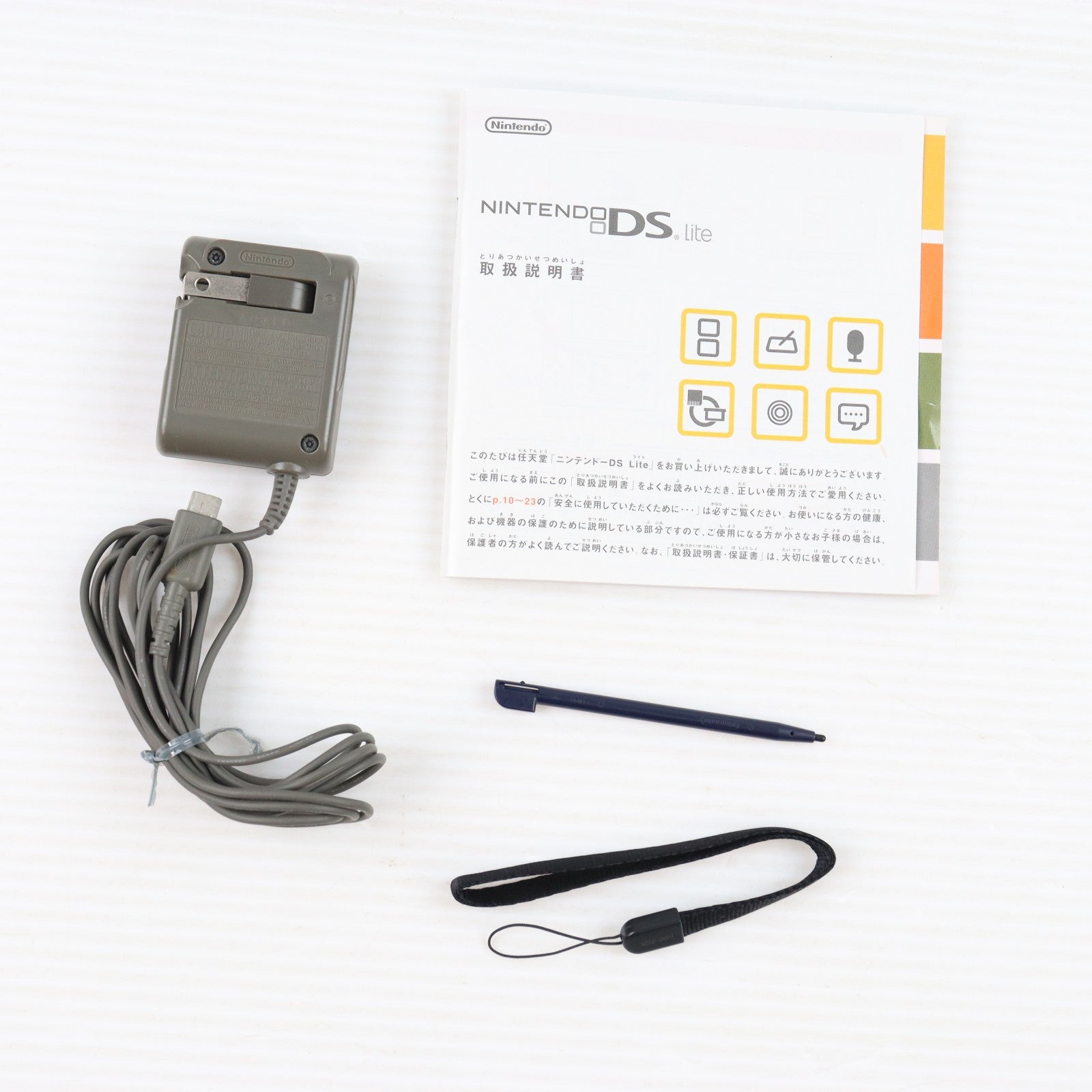 【中古即納】[NDS] (本体) ニンテンドーDS Lite(ライト) エナメルネイビー 任天堂(USG-S-NBA)(20060311)