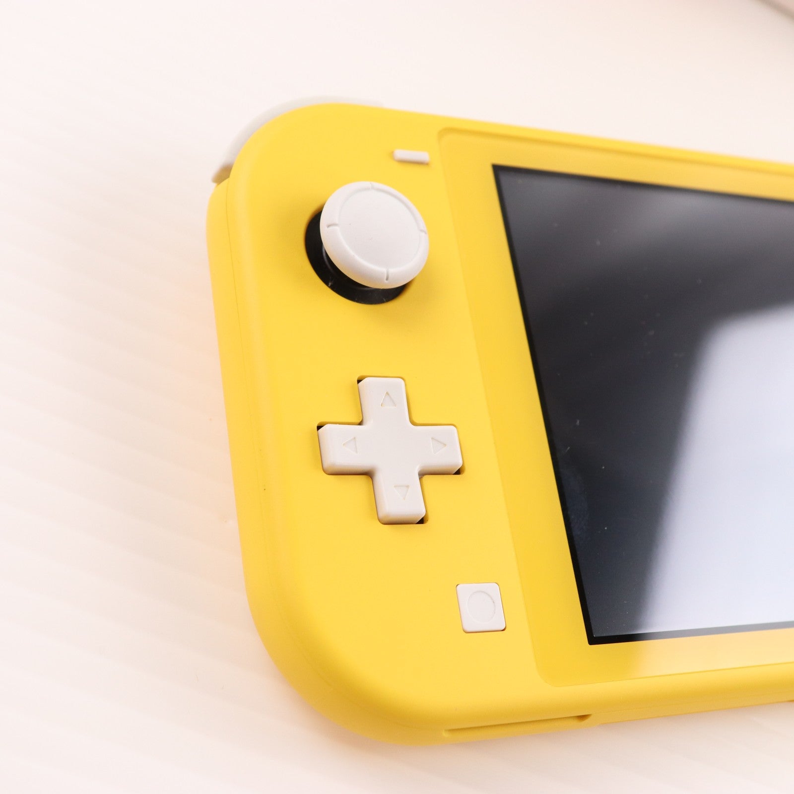 【中古即納】[Switch] (本体) Nintendo Switch Lite(ニンテンドースイッチライト) イエロー 任天堂(HDH-S-YAZAA)(20190920)