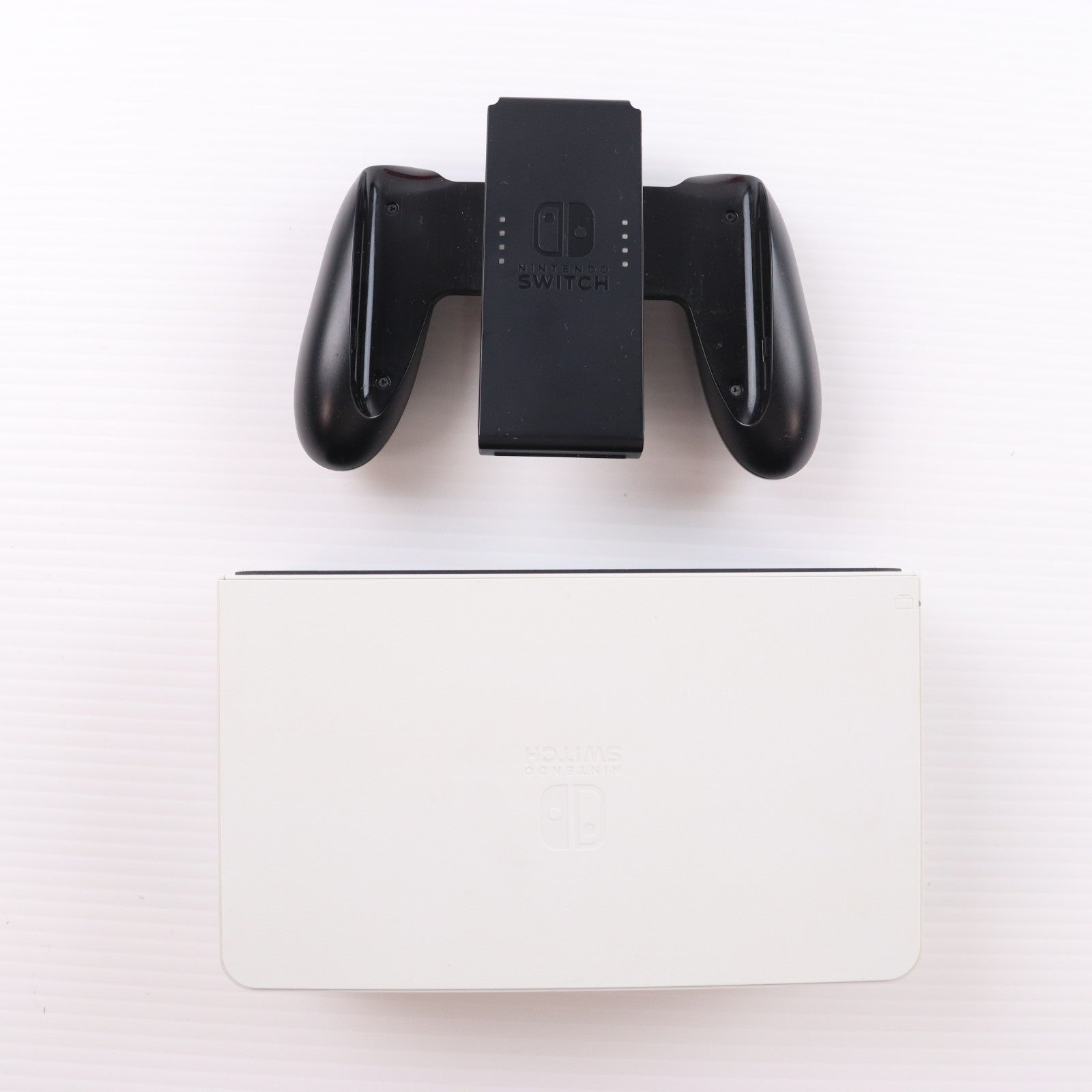 【中古即納】[Switch] (本体) Nintendo Switch(ニンテンドースイッチ) 有機ELモデル Joy-Con(L)/(R) ホワイト 任天堂(HEG-S-KAAAA)(20211008)