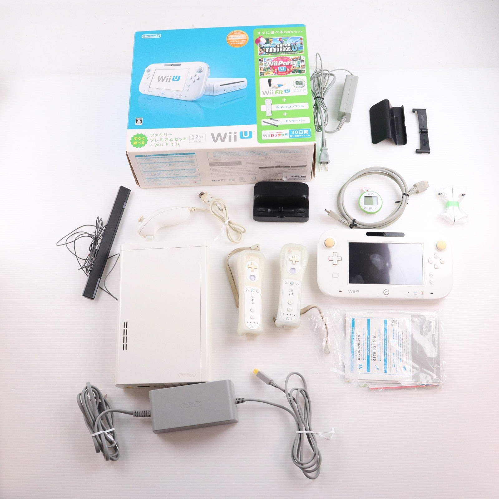【中古即納】[WiiU] (本体) Wii U すぐに遊べるファミリープレミアムセット+Wii Fit U(シロ) 任天堂(WUP-S-WAFT)(20131205)