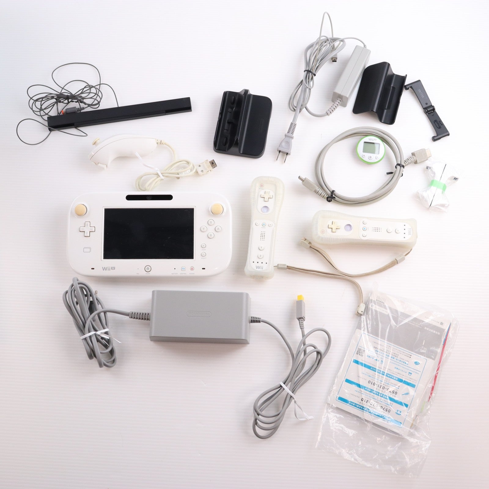 【中古即納】[WiiU] (本体) Wii U すぐに遊べるファミリープレミアムセット+Wii Fit U(シロ) 任天堂(WUP-S-WAFT)(20131205)