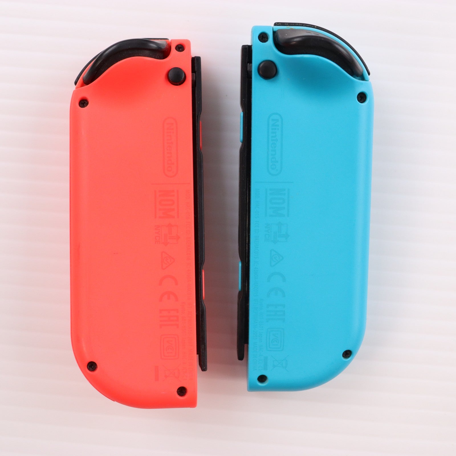 【中古即納】[Switch] (本体) Nintendo Switch(ニンテンドースイッチ) Joy-Con(L) ネオンブルー/R ネオンレッド 任天堂(HAC-S-KABAA)(20170303)