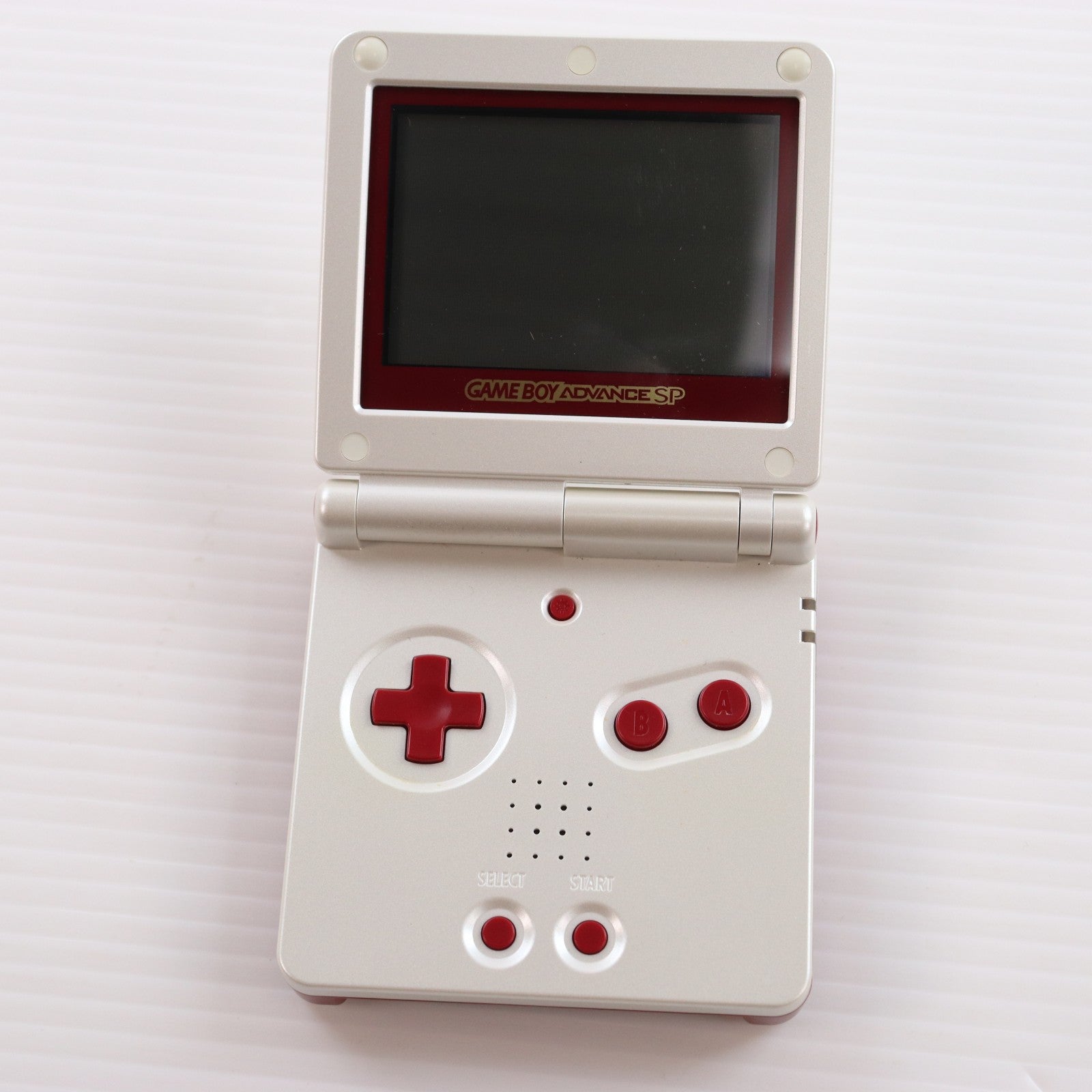【中古即納】[GBA] (本体) GAMEBOY ADVANCE SP(ゲームボーイアドバンスSP) ファミコンカラー 任天堂(AGS-S-FMK)(20040214)