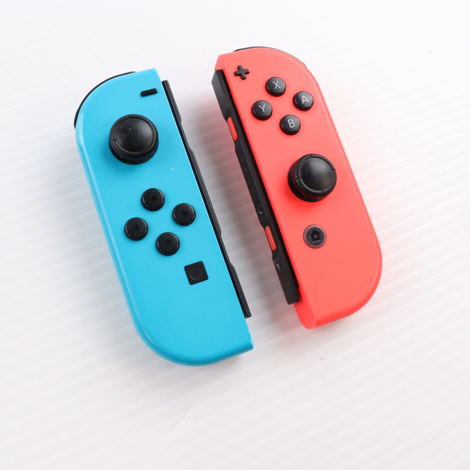 【中古即納】[Switch] (本体) Nintendo Switch(ニンテンドースイッチ) Joy-Con(L) ネオンブルー/R ネオンレッド 任天堂(HAC-S-KABAA)(20170303)