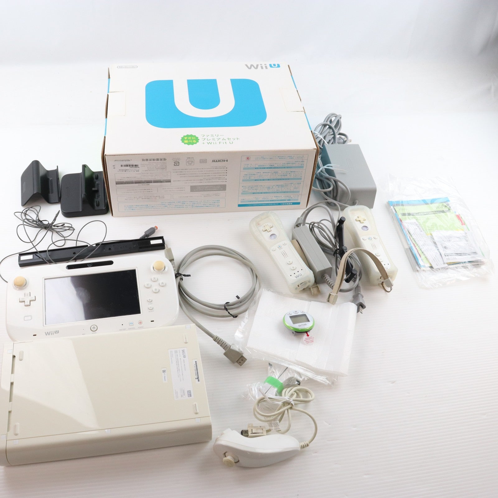 【中古即納】[WiiU] (本体) Wii U すぐに遊べるファミリープレミアムセット+Wii Fit U(シロ) 任天堂(WUP-S-WAFT)(20131205)