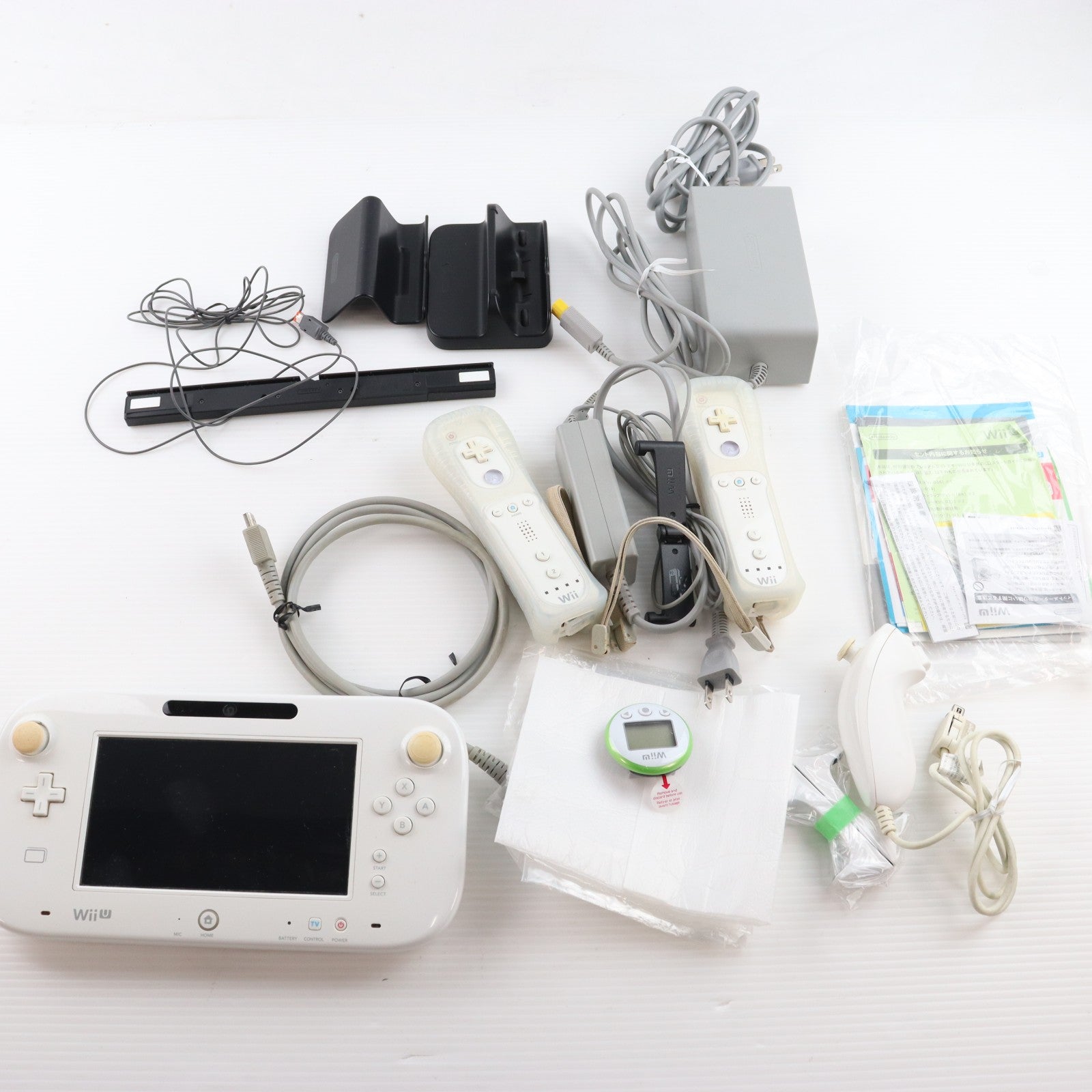 【中古即納】[WiiU] (本体) Wii U すぐに遊べるファミリープレミアムセット+Wii Fit U(シロ) 任天堂(WUP-S-WAFT)(20131205)