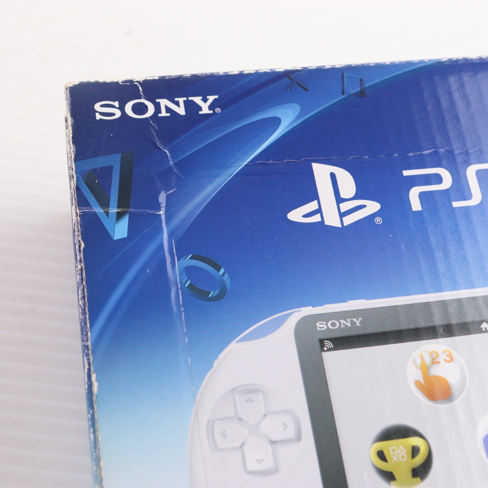 【中古即納】[PSVita] (本体) PlayStation Vita(プレイステーション ヴィータ) Wi-Fiモデル グレイシャー・ホワイト SCE(PCH-2000ZA22)(20150917)