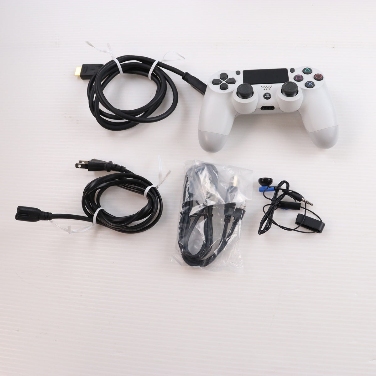【中古即納】[PS4] (本体) PlayStation 4 Pro(プレイステーション4 プロ) グレイシャー・ホワイト 1TB SIE(CUH-7200BB02)(20181012)