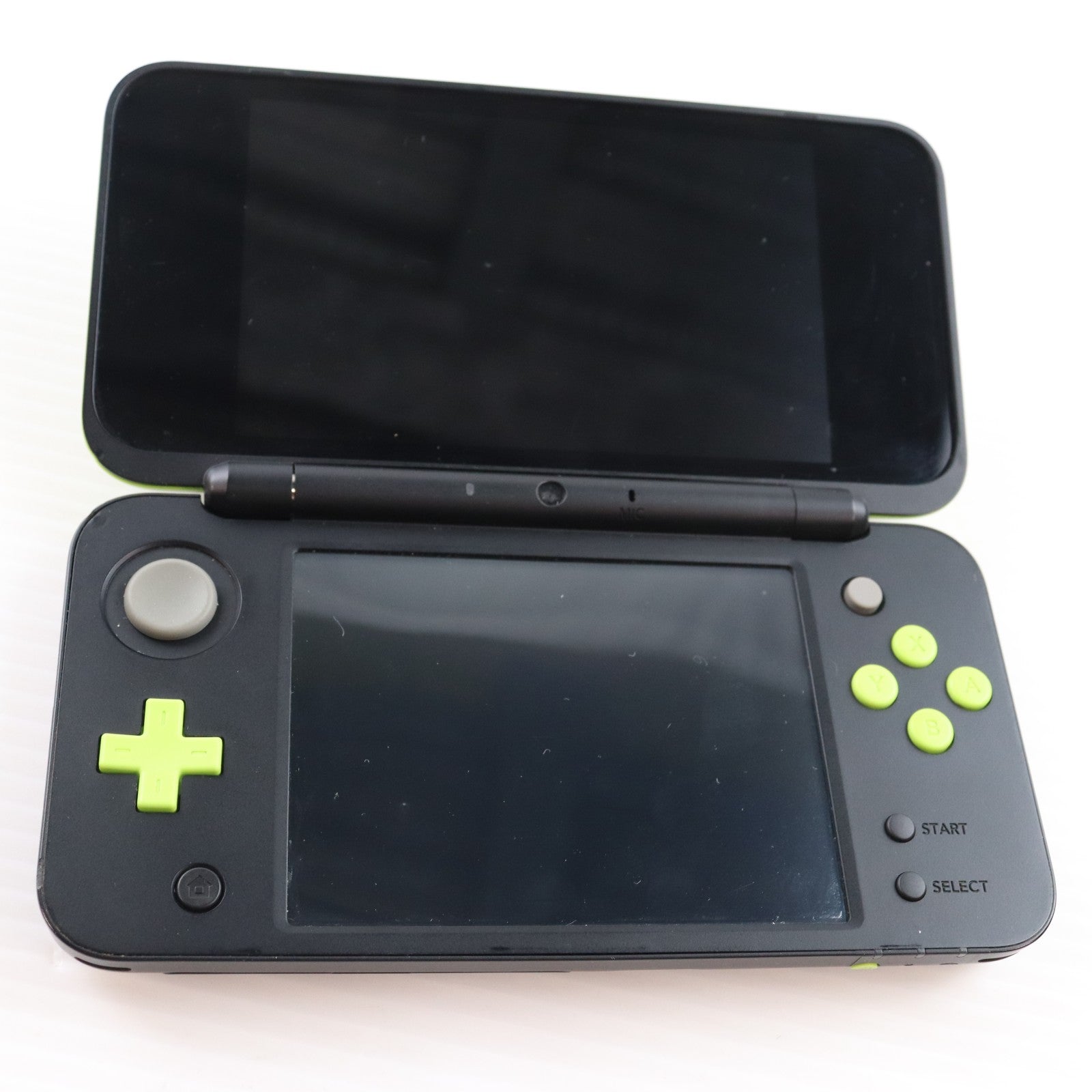 【中古即納】[3DS] (本体) Newニンテンドー2DS LL ブラック×ライム 任天堂(JAN-S-MAAA)(20171005)