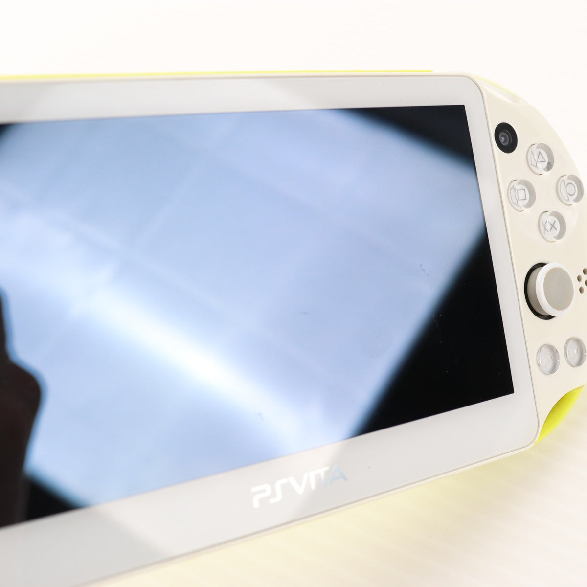 【中古即納】[PSVita] (本体) PlayStation Vita(プレイステーション ヴィータ) Wi-Fiモデル ライムグリーン/ホワイト SCE(PCH-2000ZA13)(20131010)