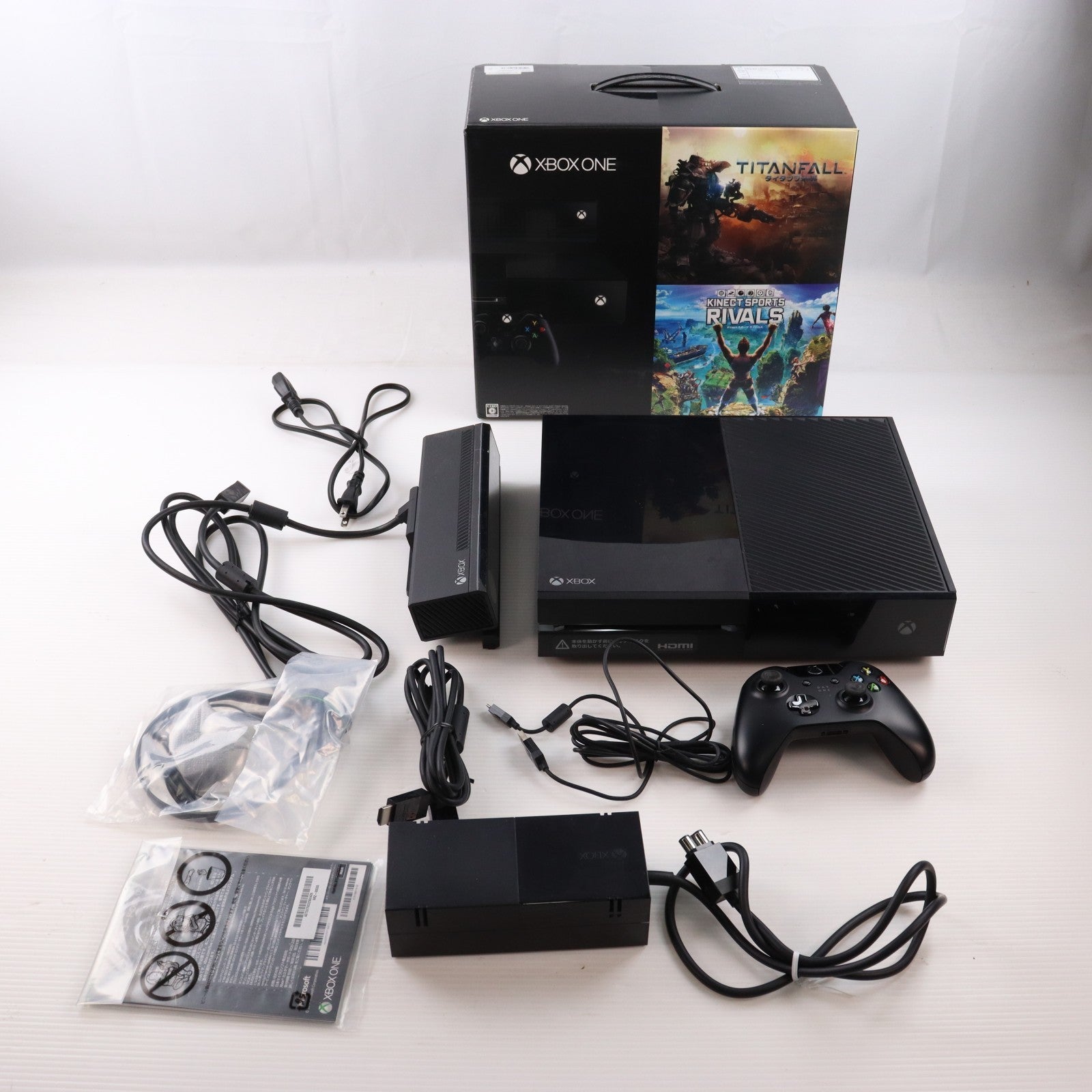 【中古即納】[XboxOne] (本体) Xbox One + Kinect(Day One エディション) 日本マイクロソフト(6RZ-00030)(20140904)