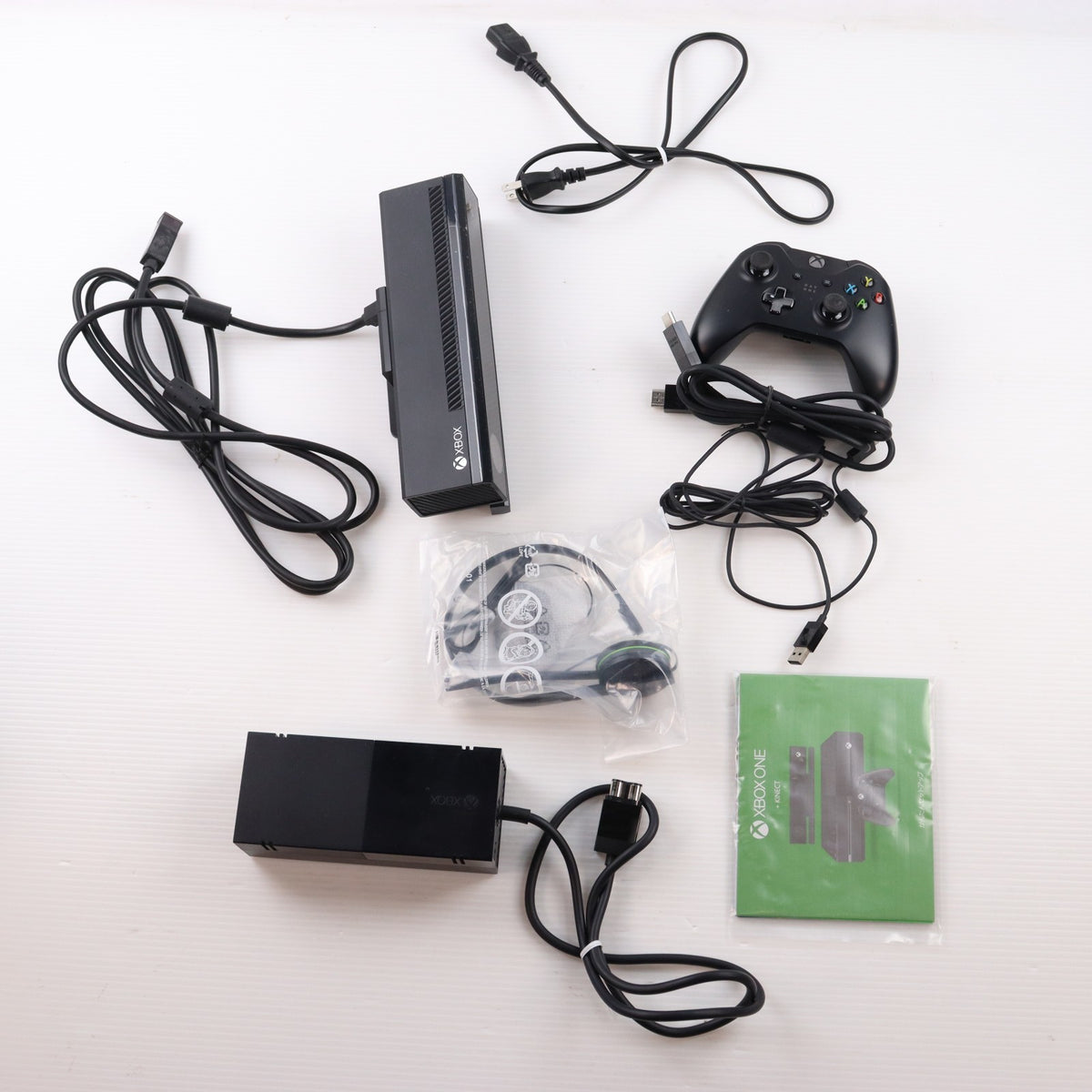 【中古即納】[XboxOne] (本体) Xbox One + Kinect(Day One エディション) 日本マイクロソフト(6RZ-00030)(20140904)