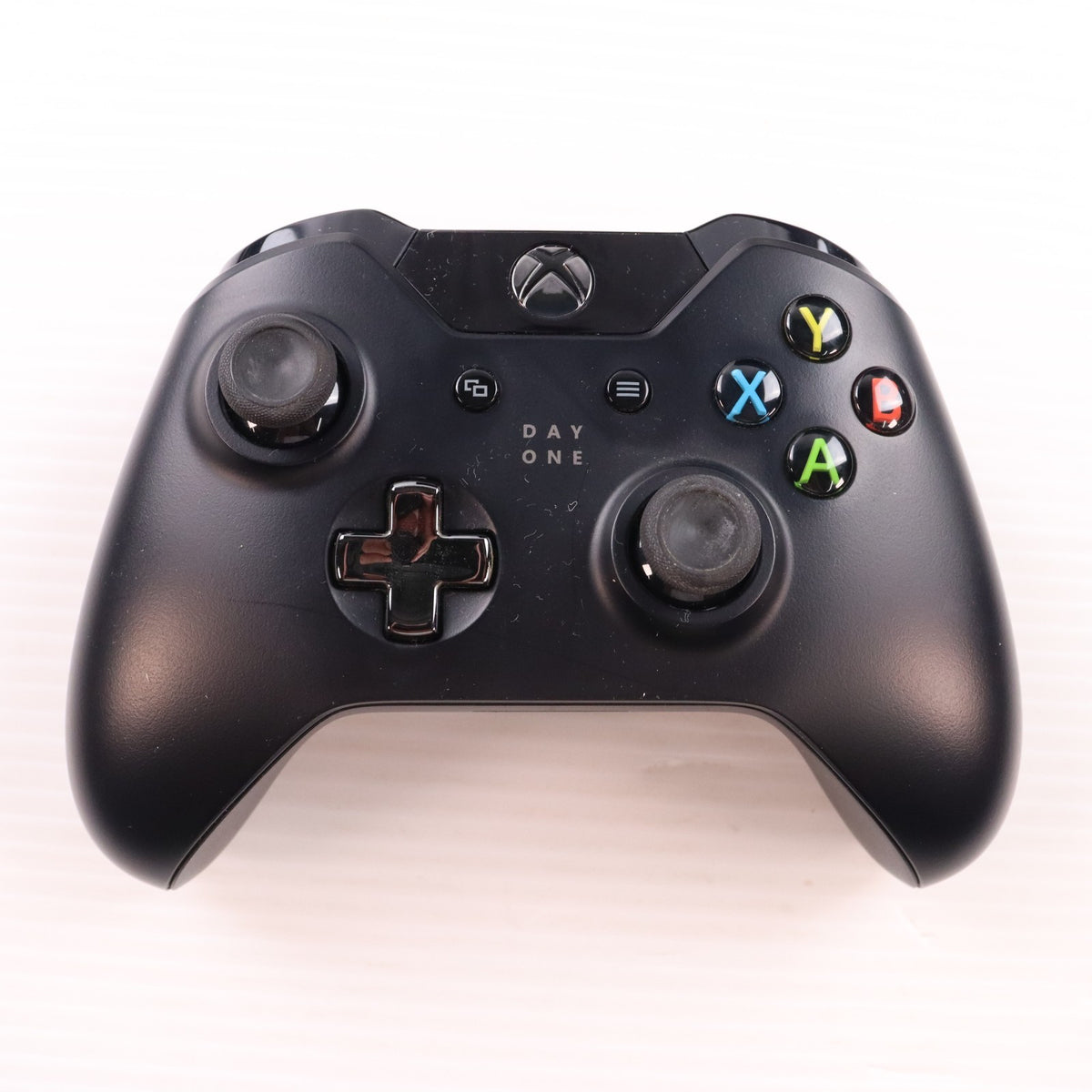 【中古即納】[XboxOne] (本体) Xbox One + Kinect(Day One エディション) 日本マイクロソフト(6RZ-00030)(20140904)