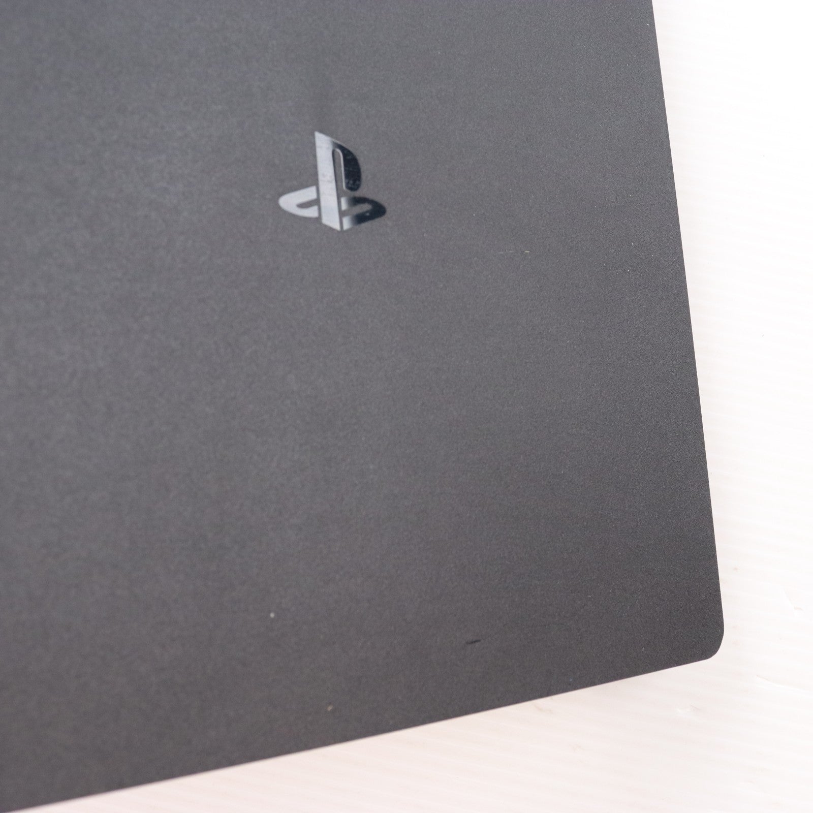 【中古即納】[PS4] (本体) PlayStation 4(プレイステーション4) ジェット・ブラック 1TB SIE(CUH-2200BB01)(20180625)