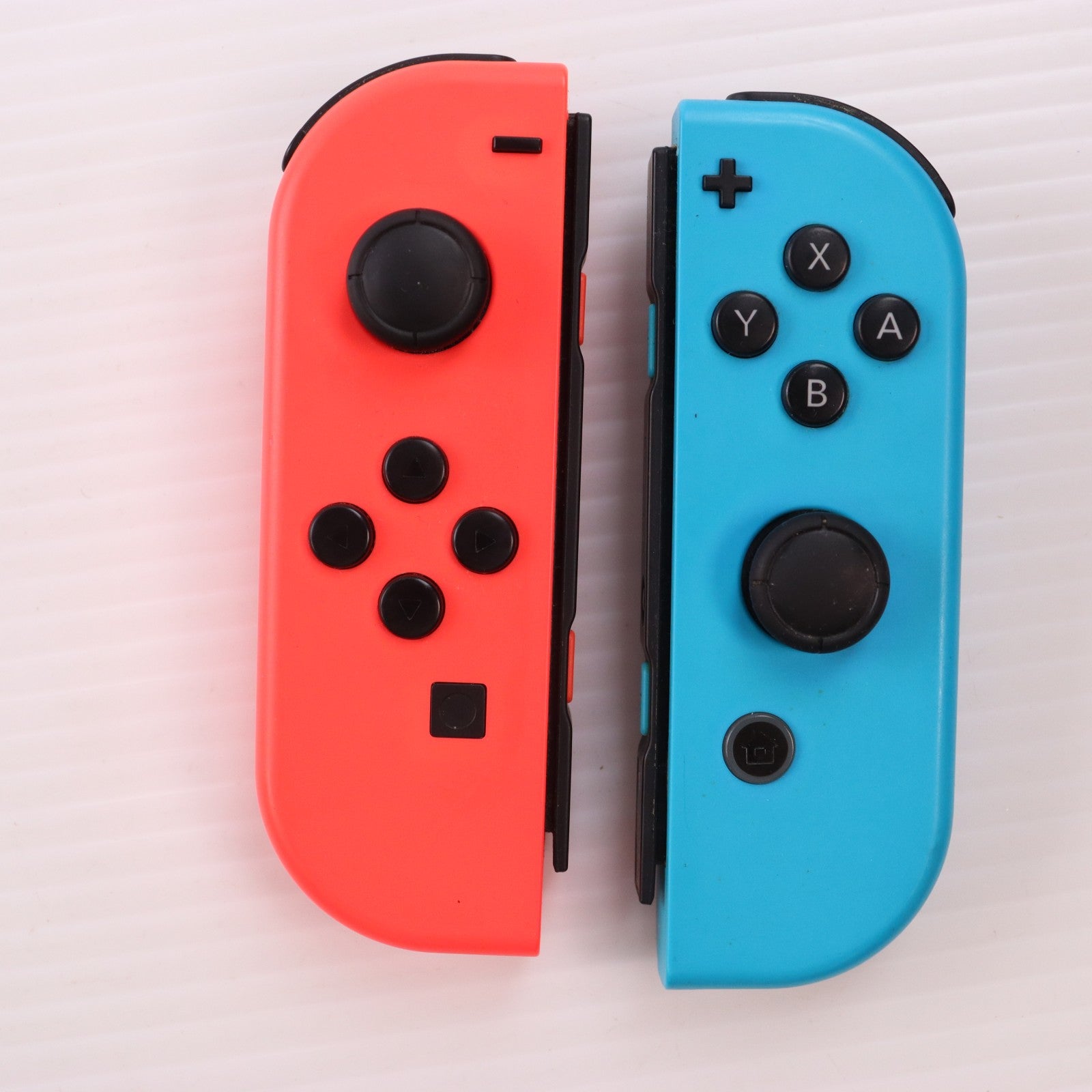【中古即納】[Switch] (本体) マイニンテンドーストア限定 Nintendo Switch(ニンテンドースイッチ) カスタマイズ Joy-Con(L) ネオンレッド/(R) ネオンブルー Joy-Conストラップ ネオンレッド/ネオンブルー 任天堂(HAC-S-KABAA)(20170303)