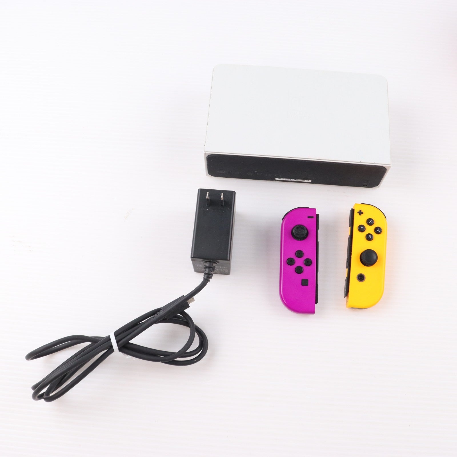 【中古即納】[Switch] (本体) Nintendo Switch(ニンテンドースイッチ) 有機ELモデル Joy-Con(L)/(R) ホワイト 任天堂(HEG-S-KAAAA)(20211008)