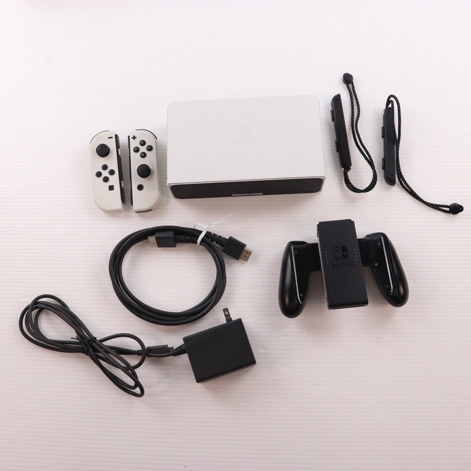 【中古即納】[Switch] (本体) Nintendo Switch(ニンテンドースイッチ) 有機ELモデル Joy-Con(L)/(R) ホワイト 任天堂(HEG-S-KAAAA)(20211008)