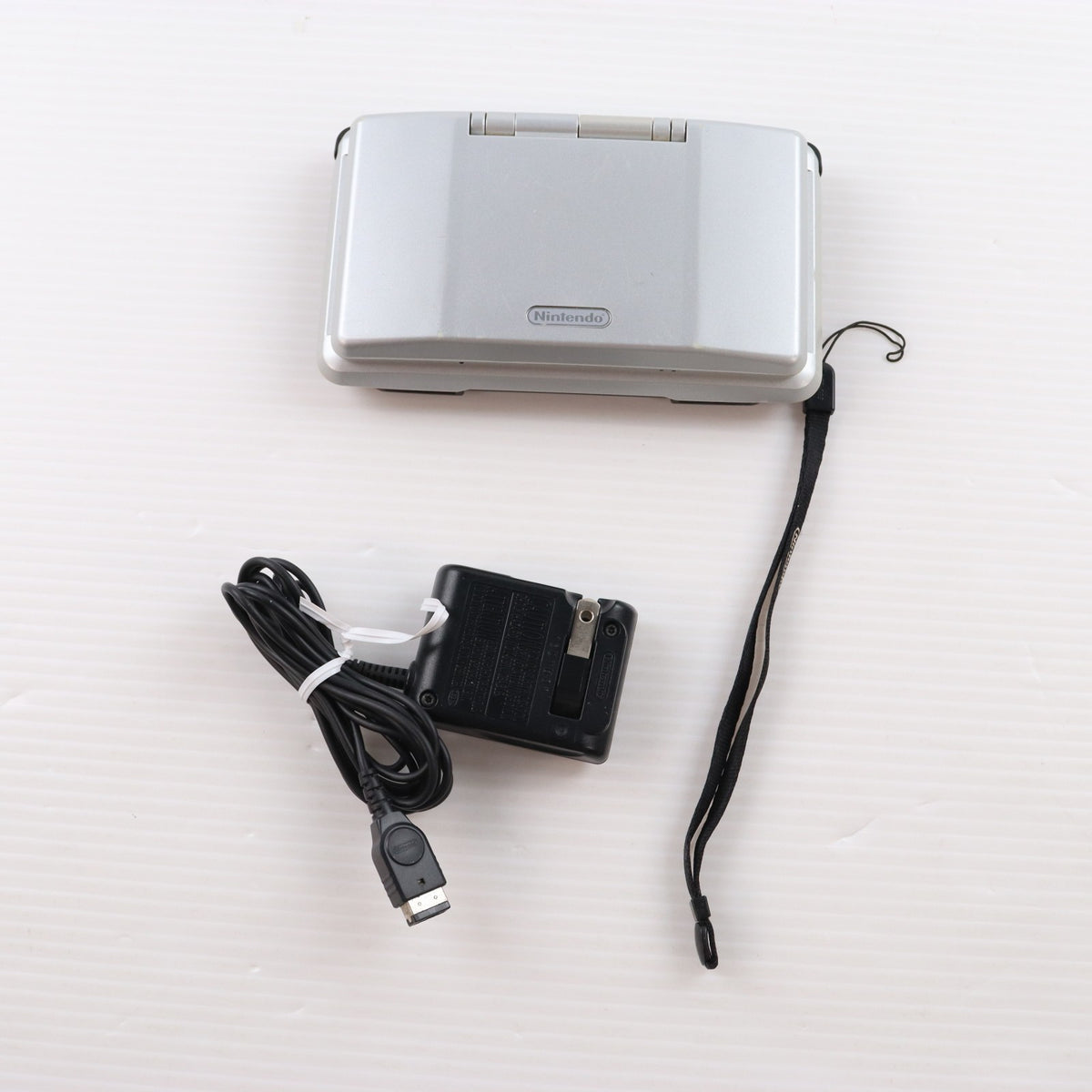 【中古即納】[NDS] (本体) ニンテンドーDS プラチナシルバー 任天堂(NTR-S-VKA)(20041202)