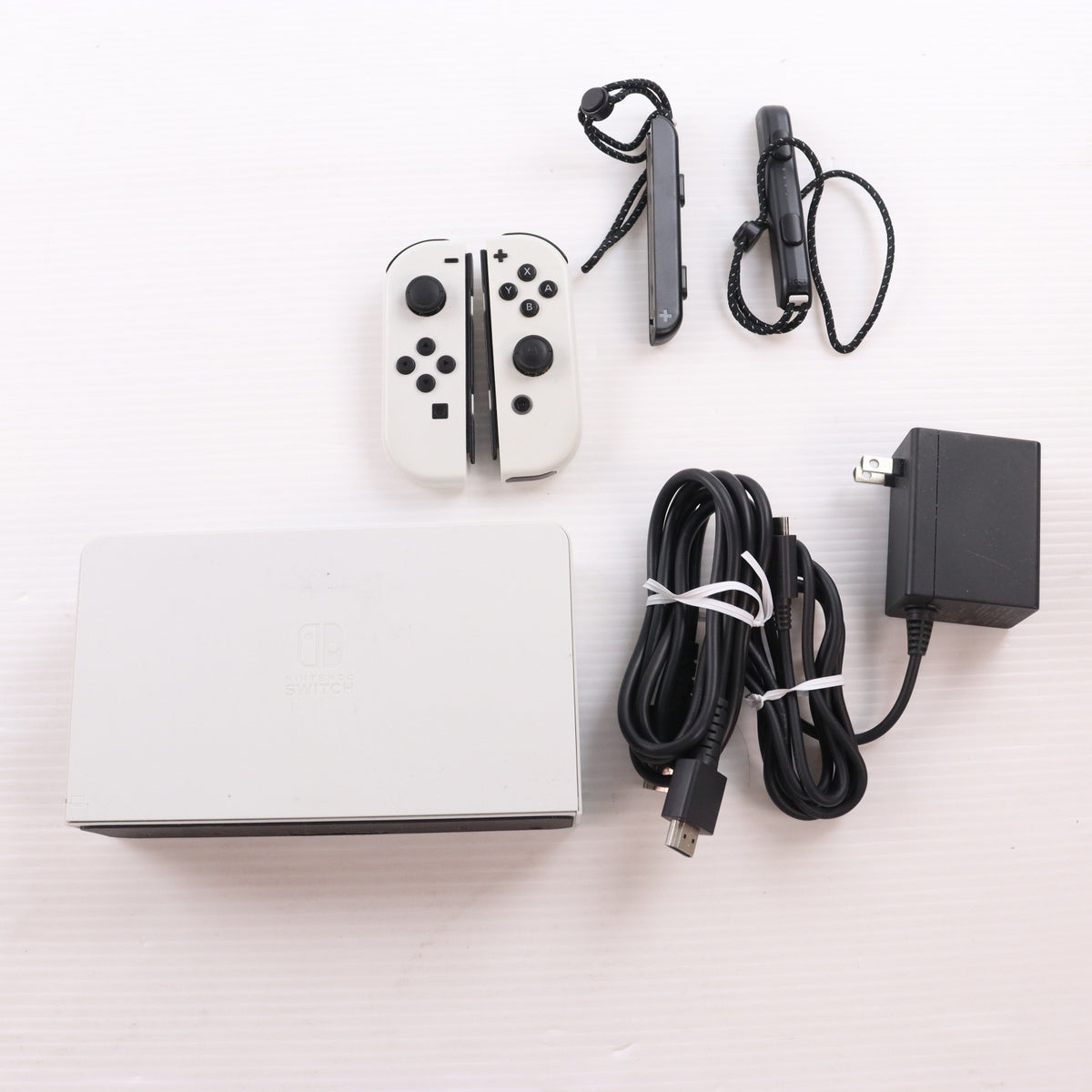 【中古即納】[Switch] (本体) Nintendo Switch(ニンテンドースイッチ) 有機ELモデル Joy-Con(L)/(R) ホワイト 任天堂(HEG-S-KAAAA)(20211008)