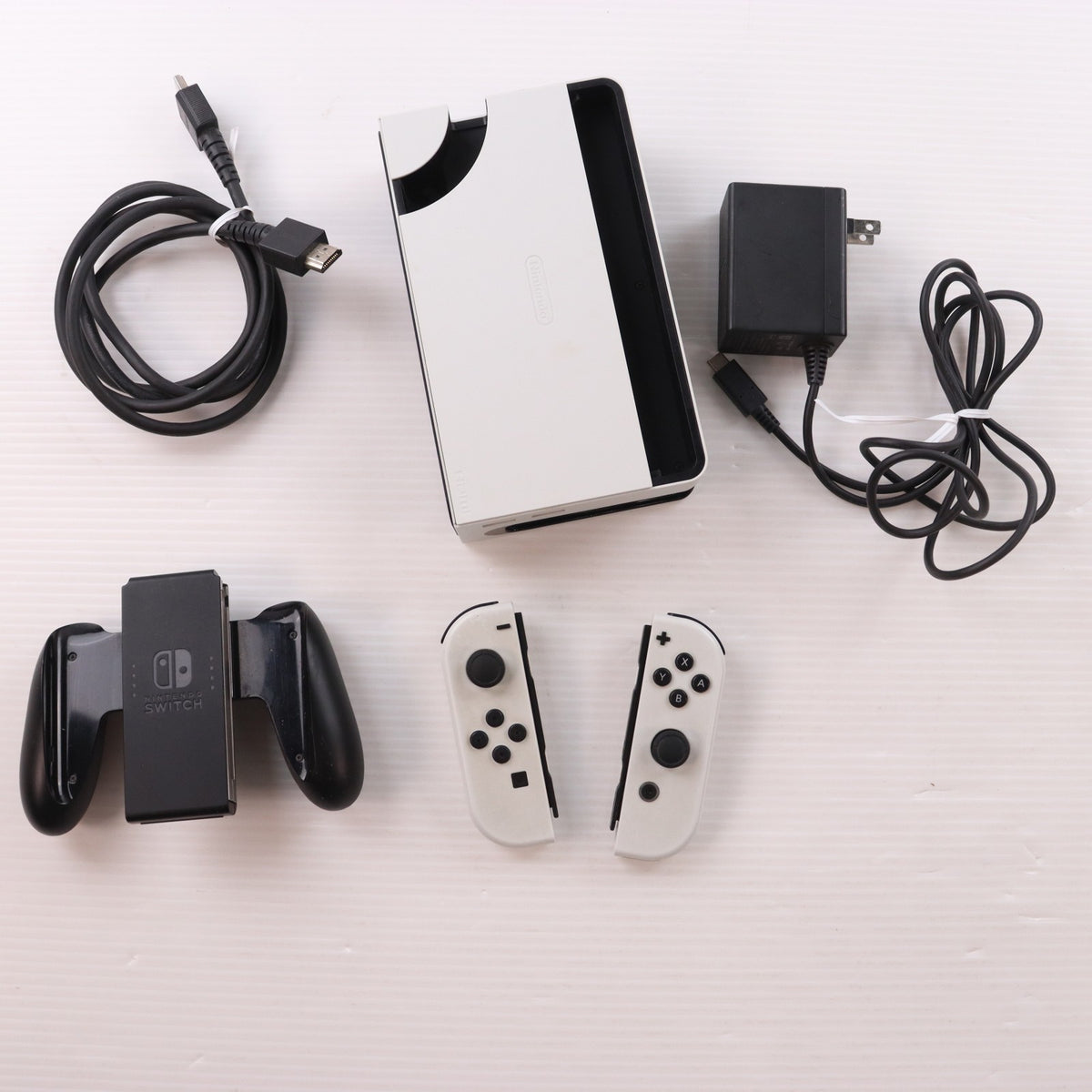 【中古即納】[Switch] (本体) Nintendo Switch(ニンテンドースイッチ) 有機ELモデル Joy-Con(L)/(R) ホワイト 任天堂(HEG-S-KAAAA)(20211008)