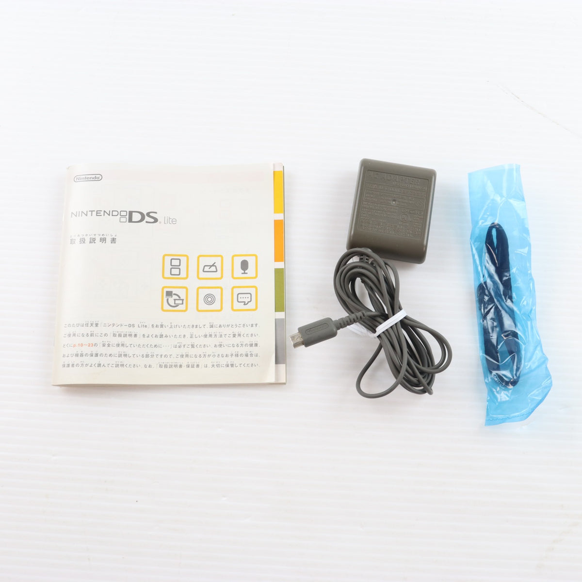 【中古即納】[NDS] (本体) ニンテンドーDS Lite(ライト) クリムゾンブラック 任天堂(USG-S-RMKA)(20071004)