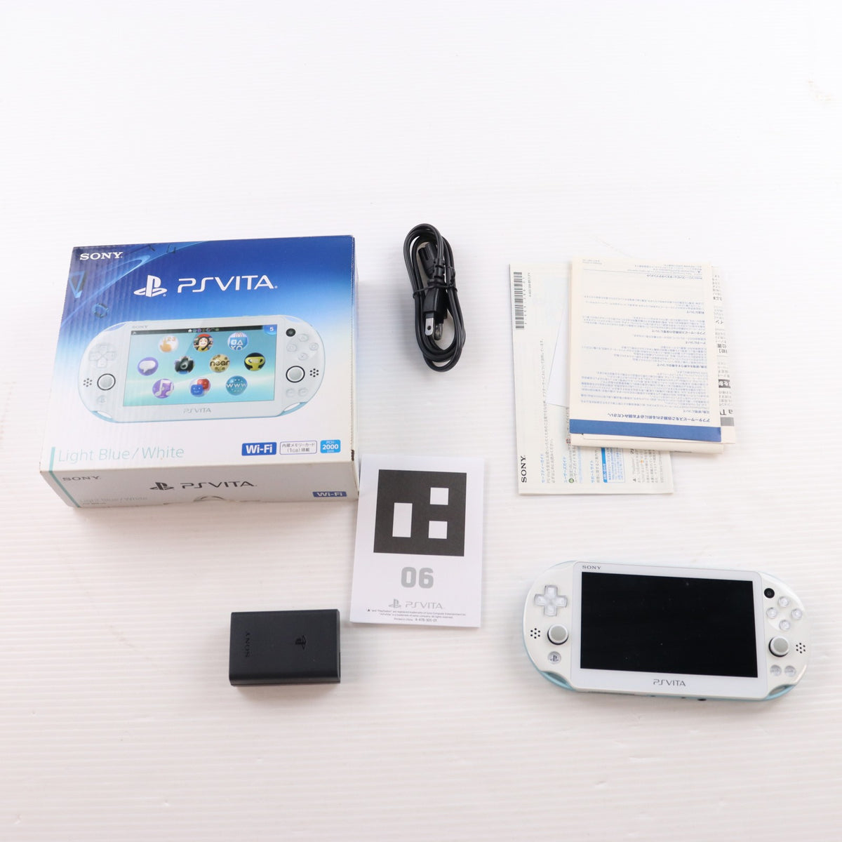 【中古即納】[PSVita] (本体) PlayStation Vita(プレイステーション ヴィータ) Wi-Fiモデル ライトブルー/ホワイト SCE(PCH-2000ZA14)(20131010)