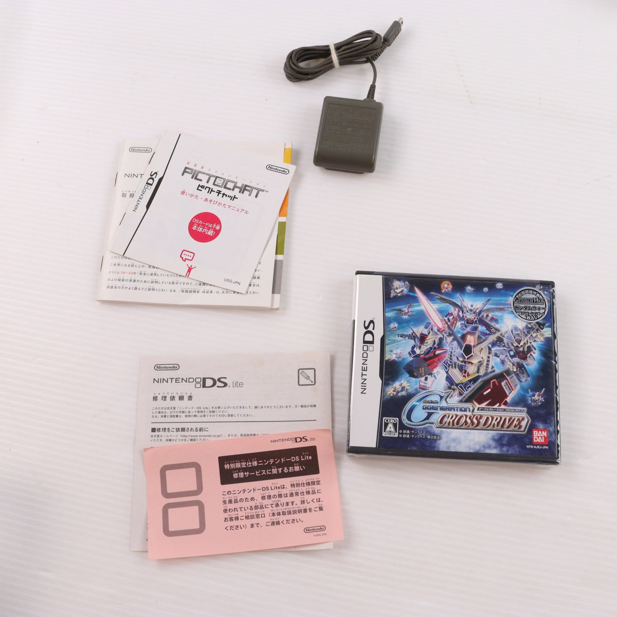 【中古即納】[NDS] (本体) SDガンダム Gジェネレーション クロスドライブ ニンテンドーDS Lite(ライト) クリスタルホワイト vガンダムVer. 同梱限定版 バンダイナムコゲームス(USG-S-GWDJE)(20070809)
