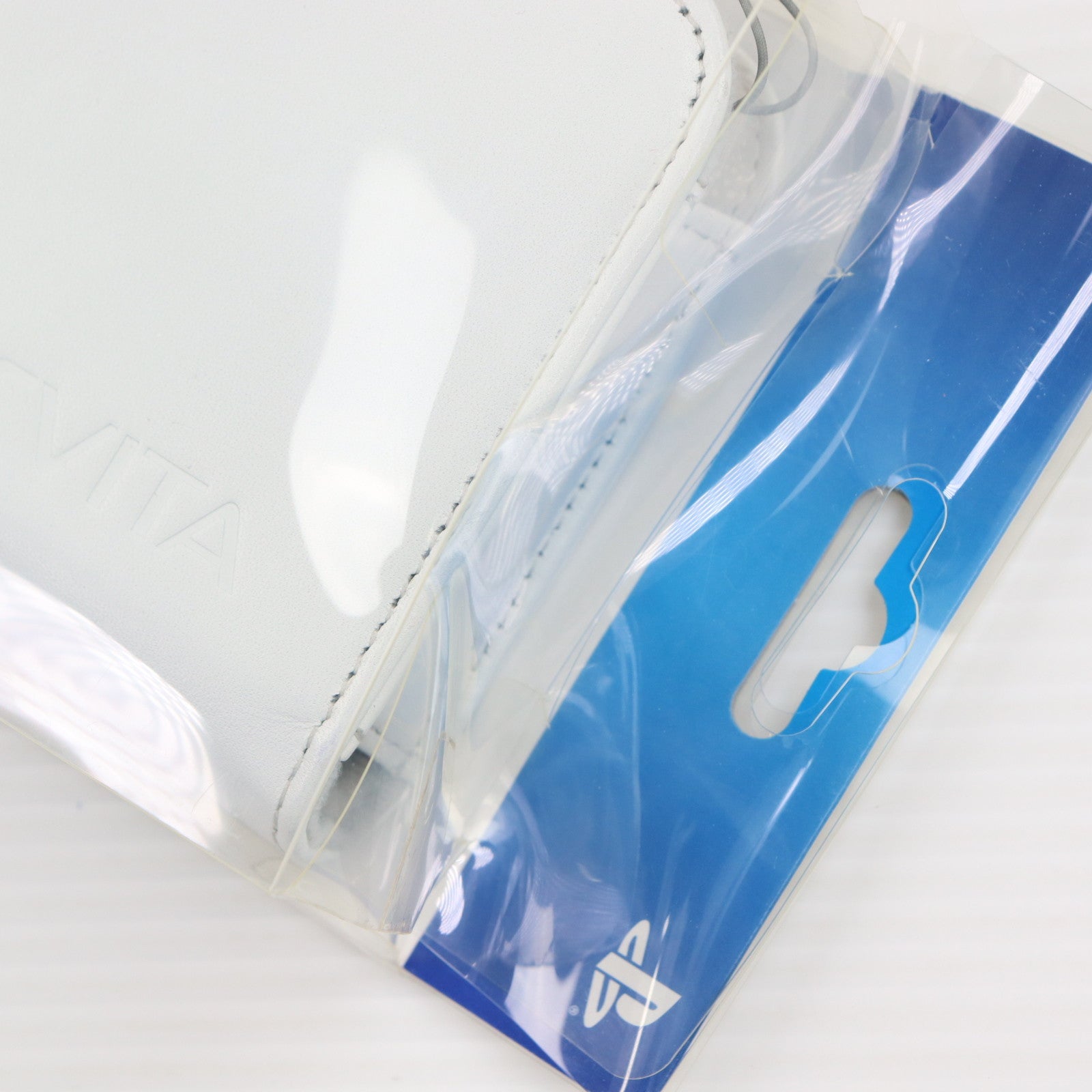 【中古即納】[ACC][PSVita] PlayStation Vita専用(プレイステーション ヴィータ専用) 本革ケース&ストラップ ホワイト SCE(PCHJ-15010)(20111217)