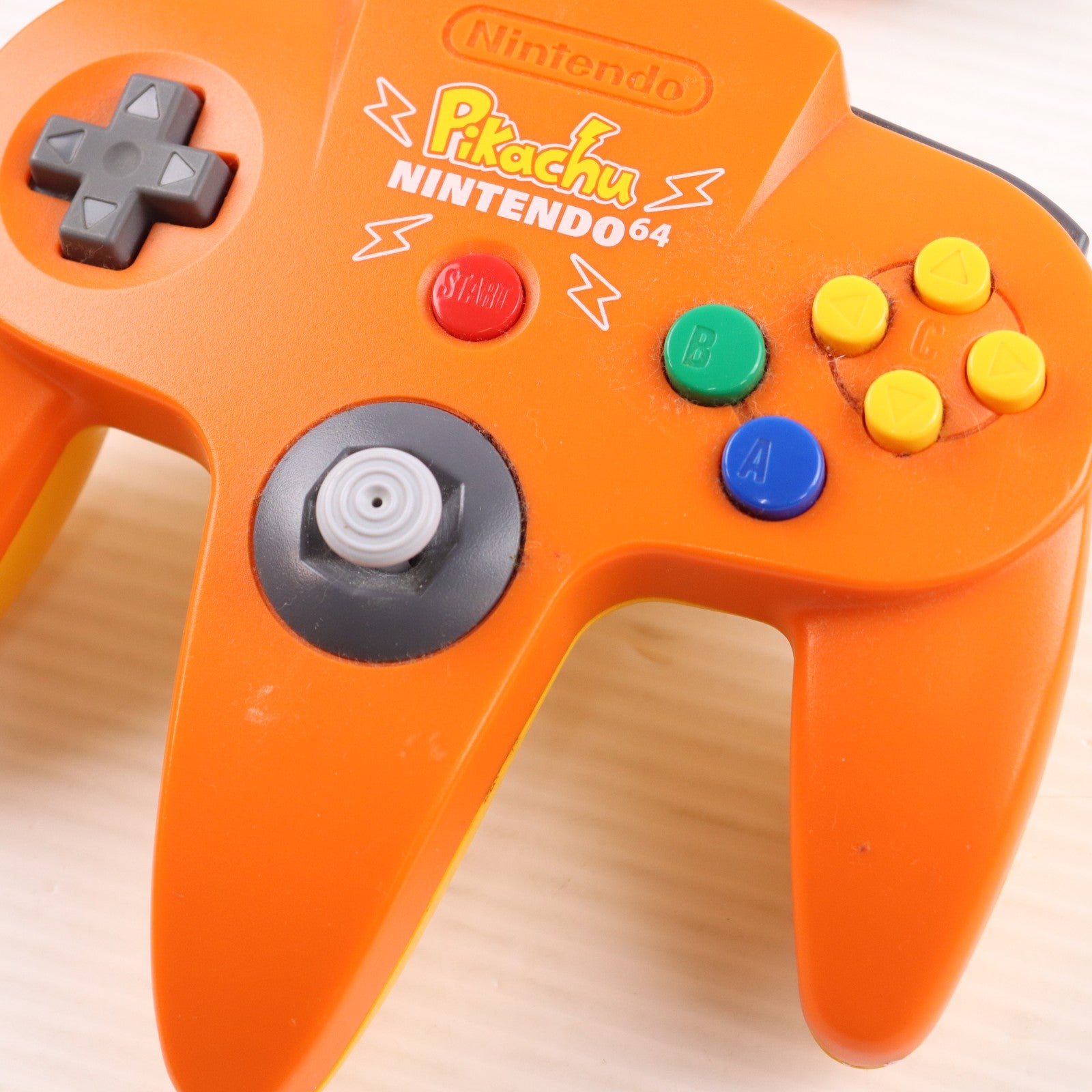 【中古即納】[ACC][N64] ピカチュウ NINTENDO64(ニンテンドウ64) コントローラ ブロス(オレンジ&イエロー) 任天堂(NUS-005)(20000821)