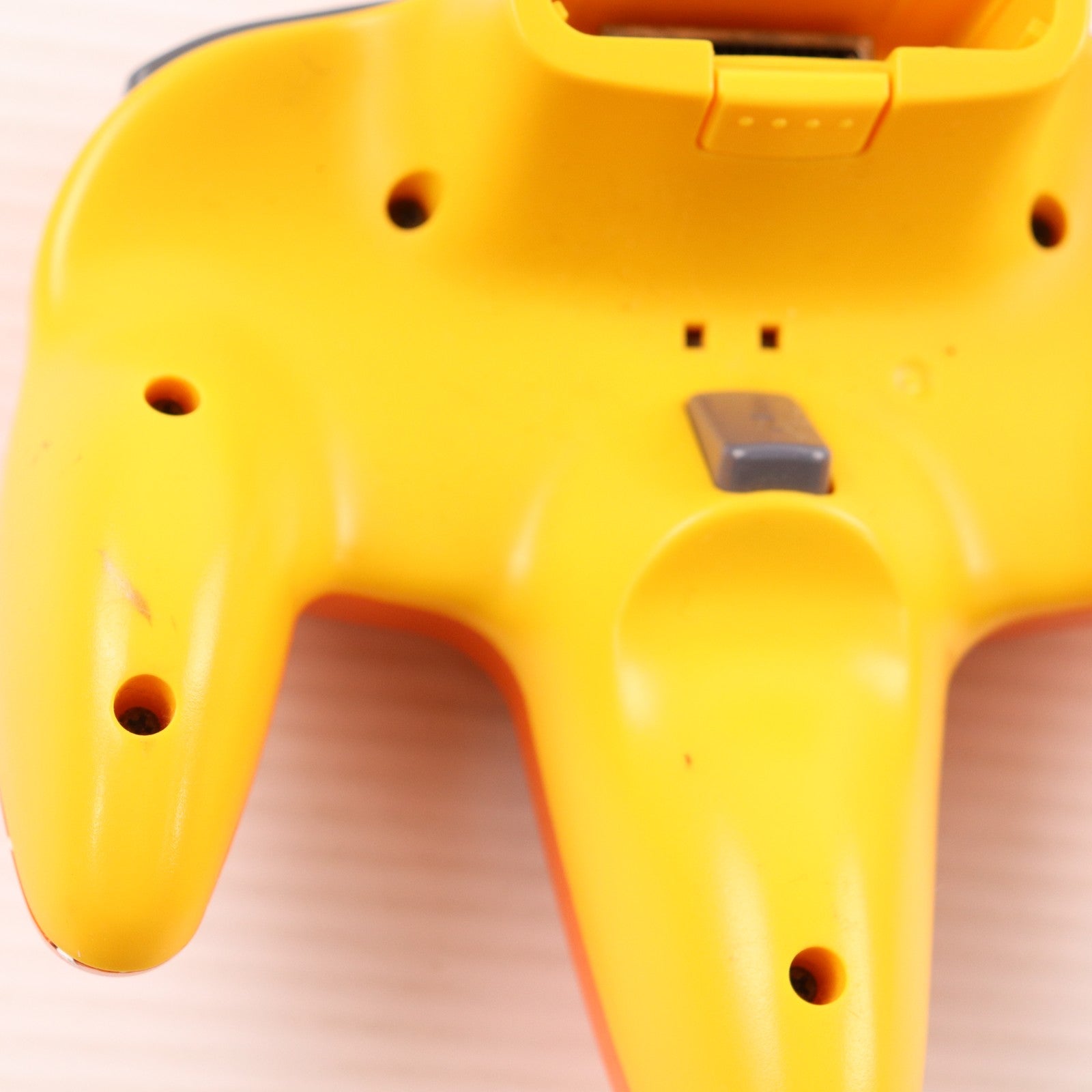 【中古即納】[ACC][N64] ピカチュウ NINTENDO64(ニンテンドウ64) コントローラ ブロス(オレンジ&イエロー) 任天堂(NUS-005)(20000821)