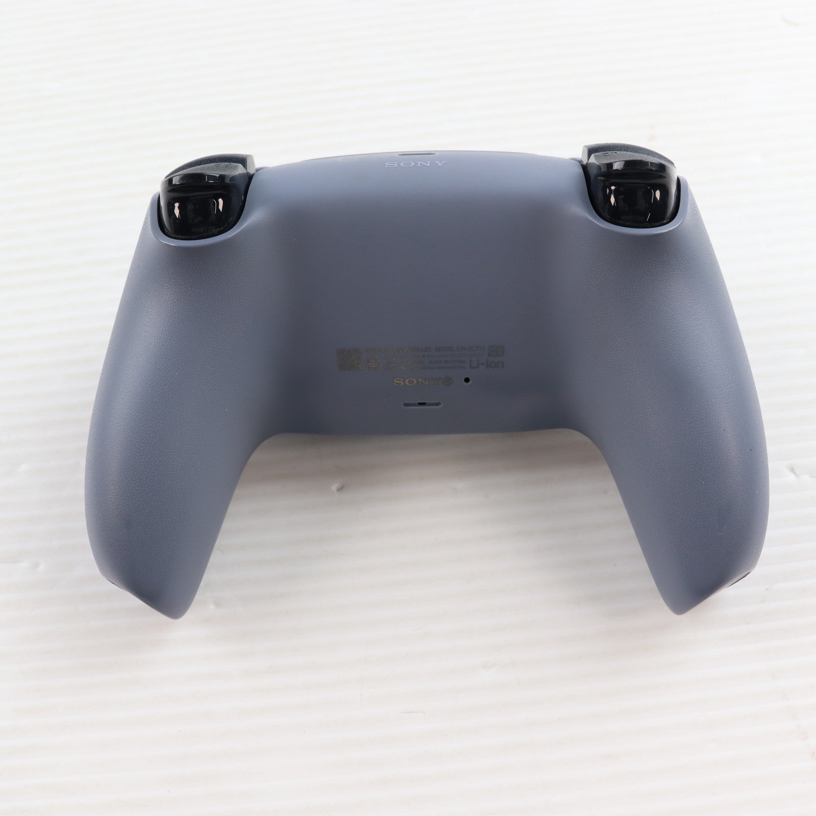 【中古即納】[ACC][PS5] DualSense(デュアルセンス) ワイヤレスコントローラー スターリング シルバー SIE(CFI-ZCT1J08)(20240126)