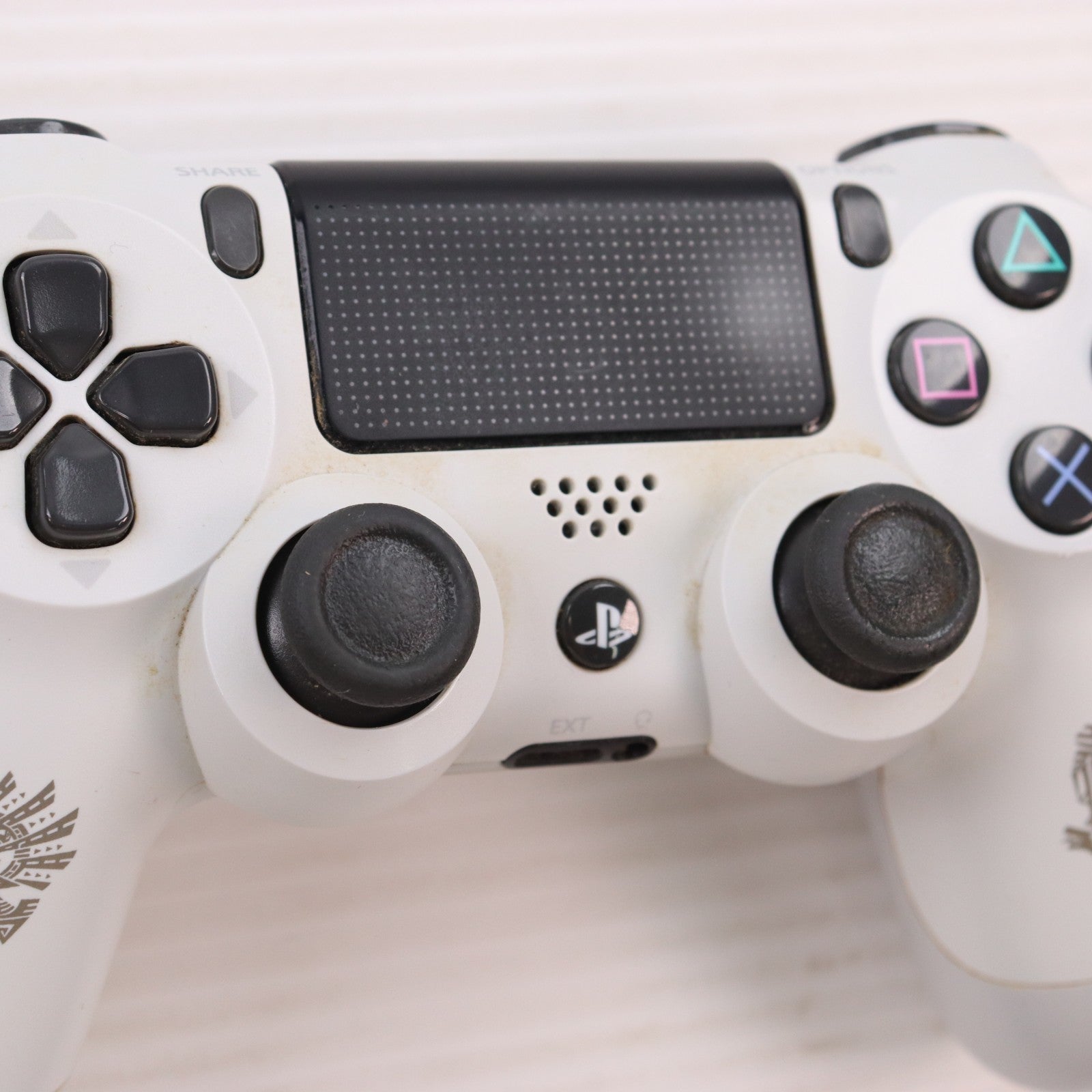 【中古即納】[ACC][PS4] ソニーストア限定 ワイヤレスコントローラー DUALSHOCK4(デュアルショック4) MONSTER HUNTER WORLD: ICEBORNE EDITION(モンスターハンターワールド:アイスボーン マスターエディション) グレイシャー・ホワイト SIE(CUH-ZCT2J/MHW)(20190806)