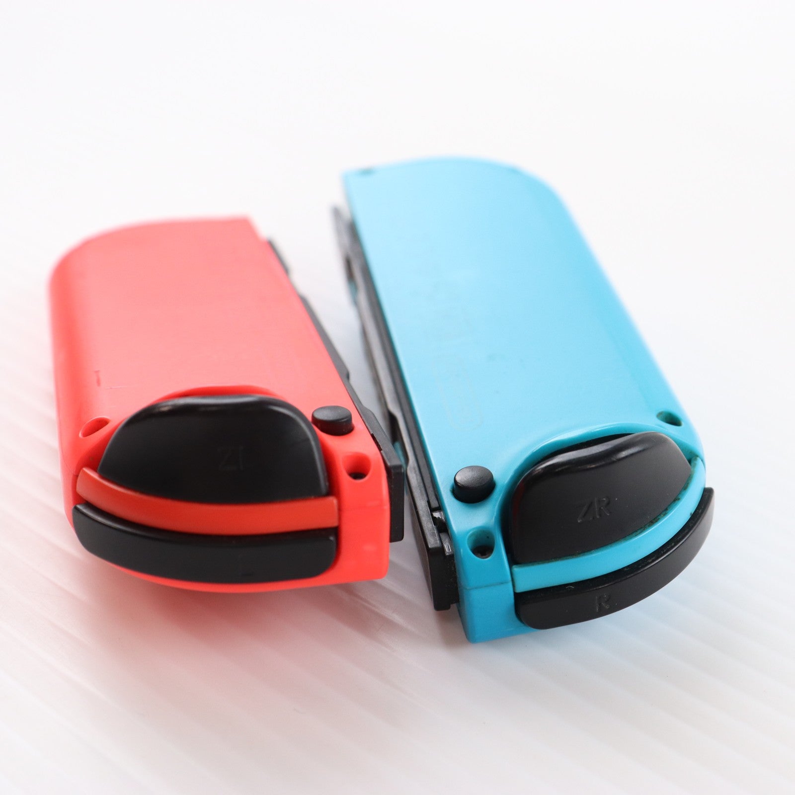 【中古即納】[ACC][Switch] Joy-Con(L) ネオンレッド/(R) ネオンブルー(ジョイコンL ネオンレッド/R ネオンブルー) 任天堂(HAC-A-JAEAA)(20170303)